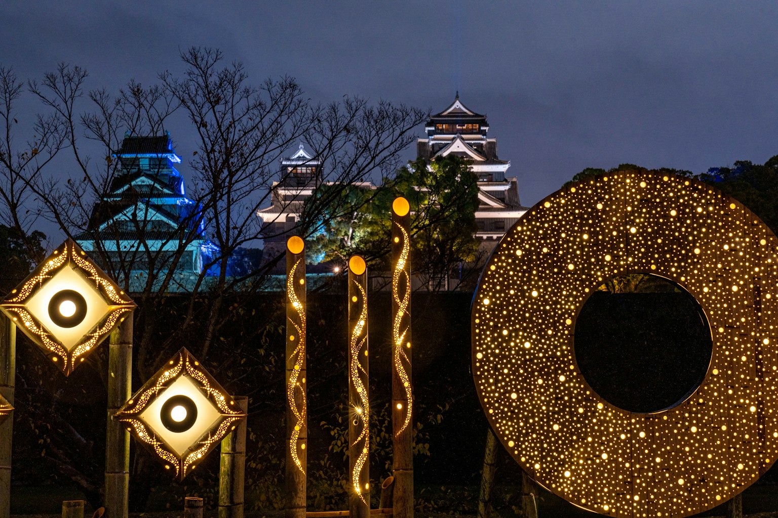 夜景中有照明的城堡和裝飾性光物件