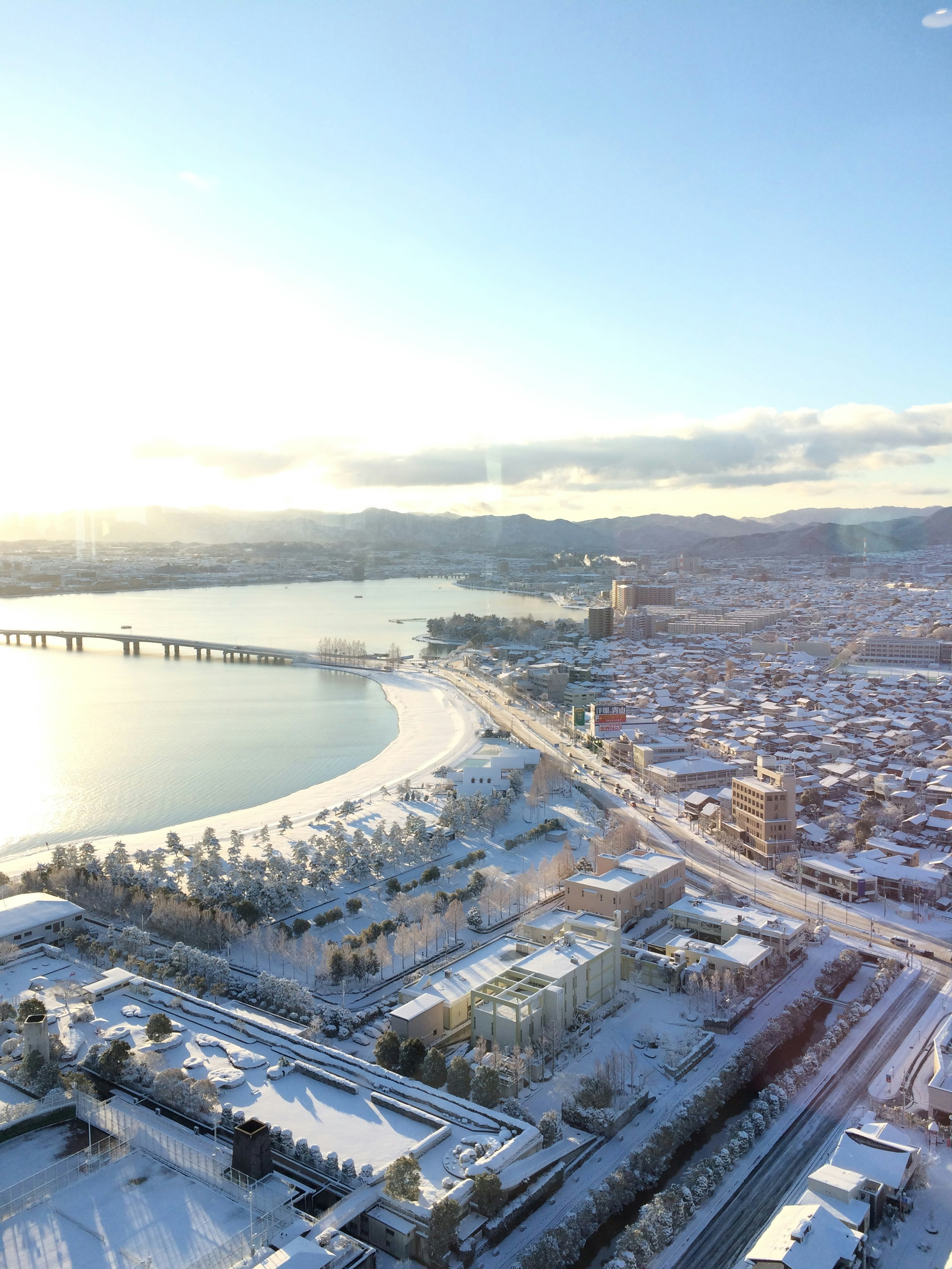 雪景色の湾岸と川沿いの街並み