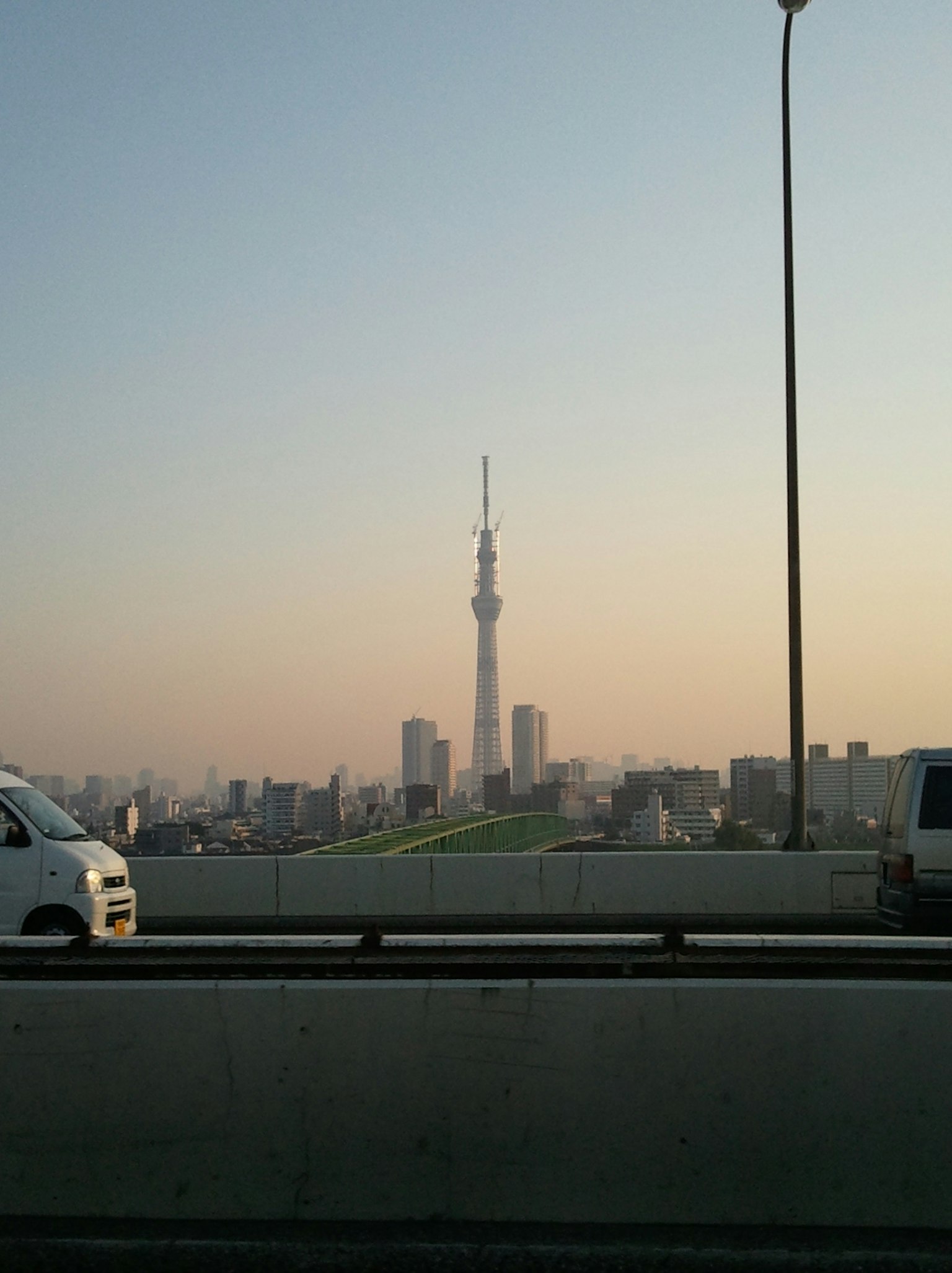 Pemandangan Tokyo Skytree saat matahari terbenam