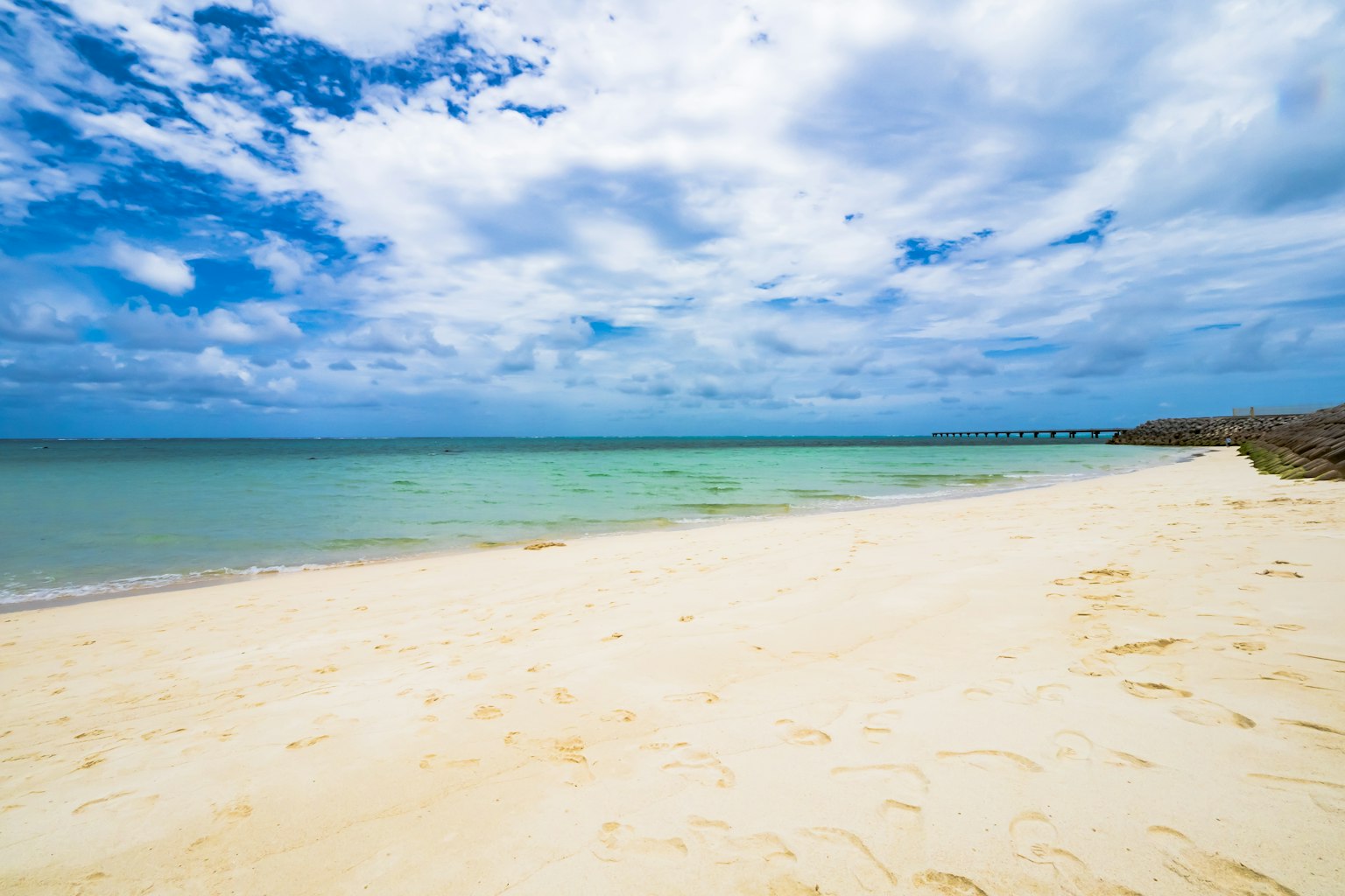 Une vue de plage pittoresque avec ciel bleu et sable blanc