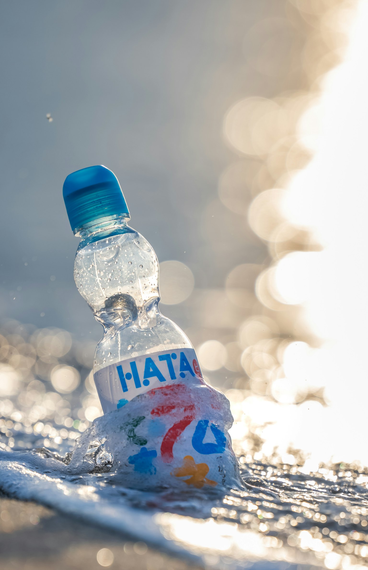Una botella de agua de plástico parcialmente sumergida en agua