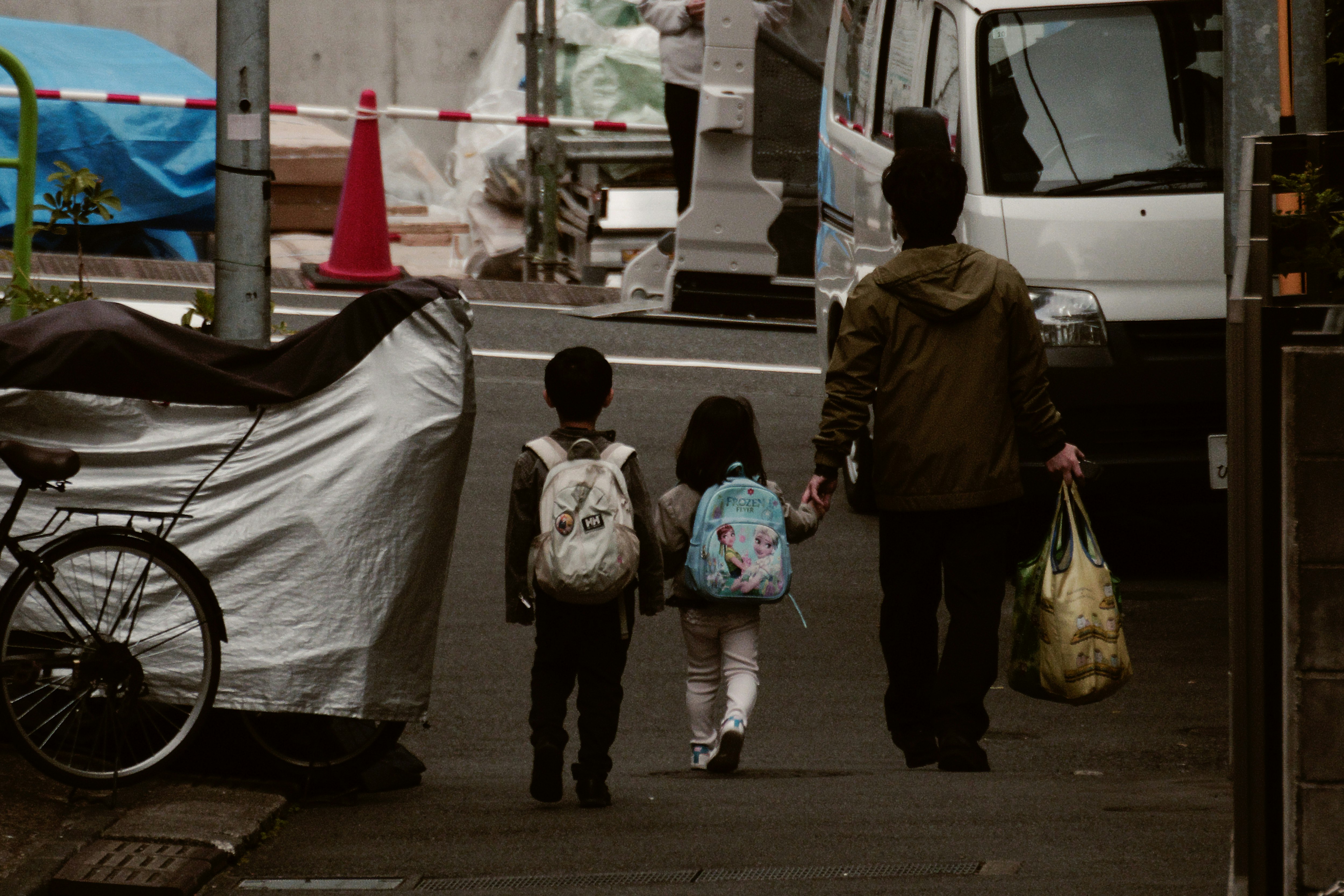 scène de rue du matin avec un parent et un enfant marchant dans une ruelle