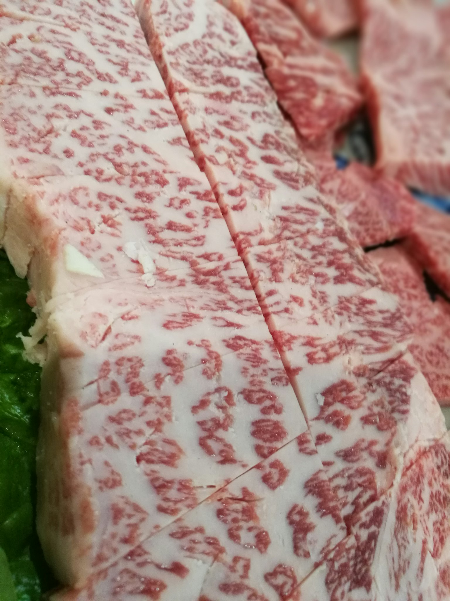 精美排列的和牛肉片