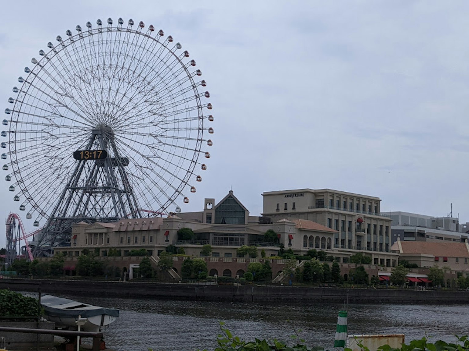 河边的大型摩天轮和建筑物