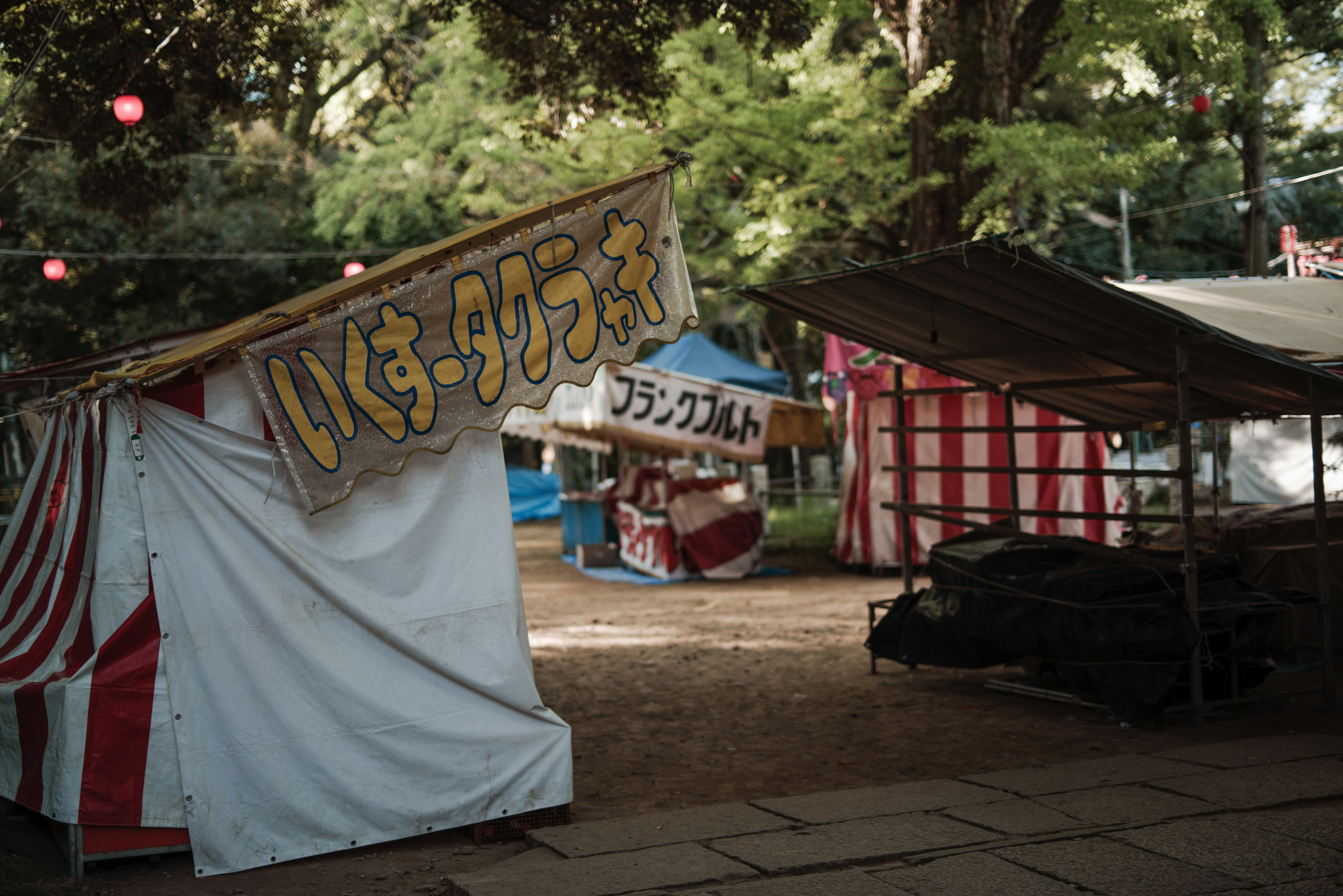 秋祭りの出店が並ぶ路地の屋外風景