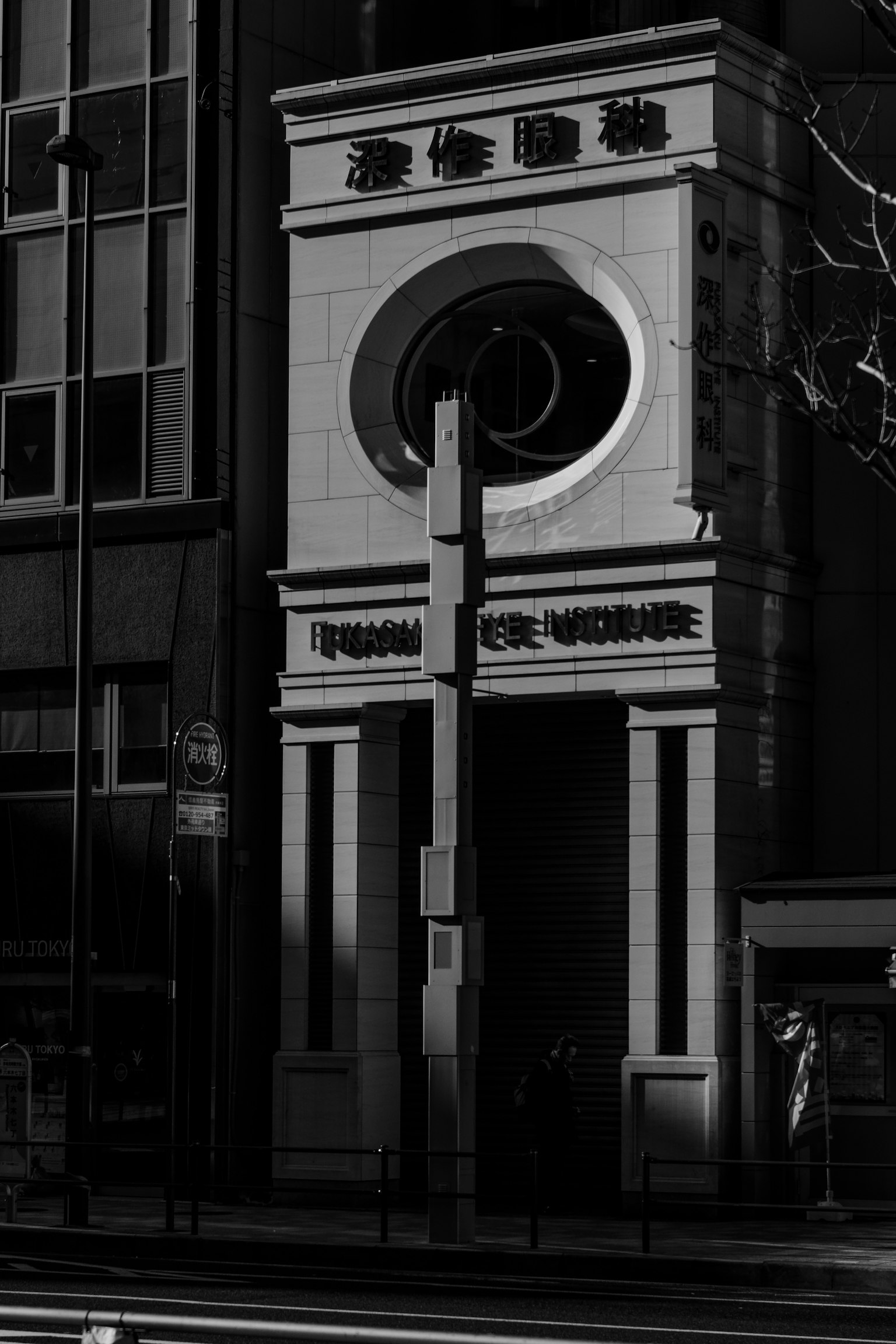 Entrance of a modern building featuring a circular arch design and Chinese signage