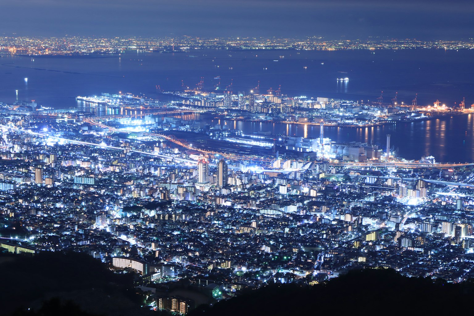 夜景中的城市天際線，燈光璀璨和港口