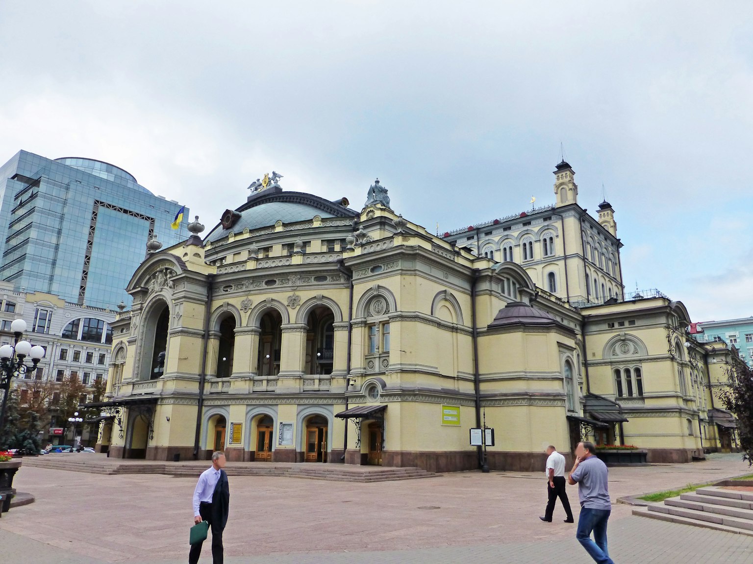 Historisches Gebäude mit Kuppel neben modernen Wolkenkratzern