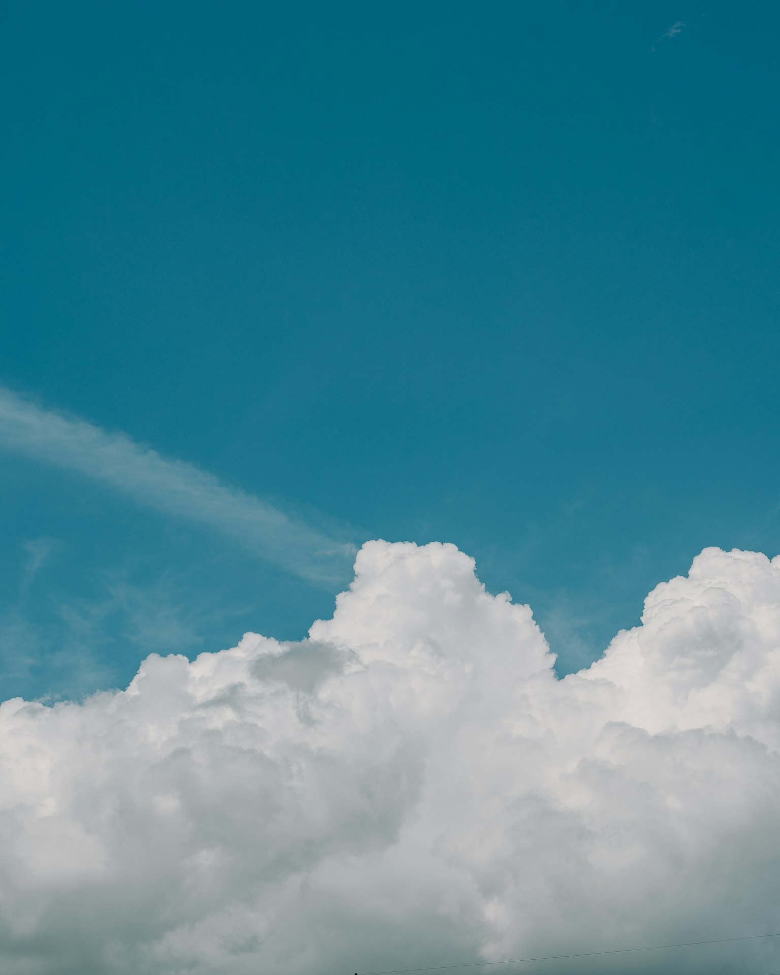 Nuages blancs flottant dans un ciel bleu