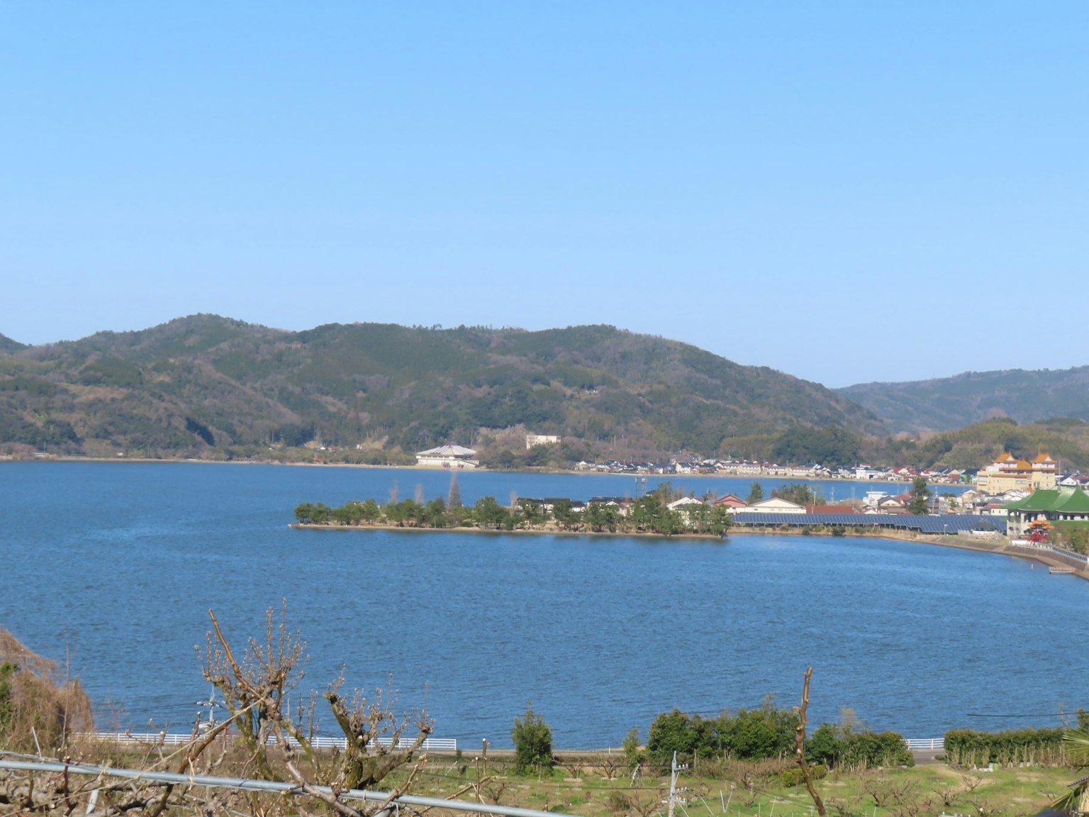 海灣的風景，小島和背景山脈