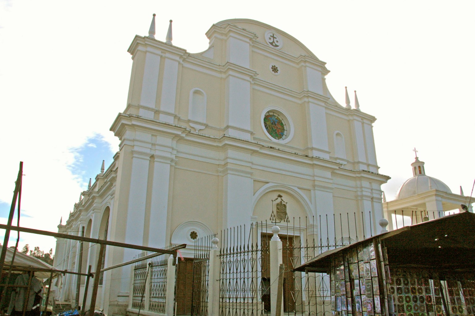 Bella facciata di chiesa bianca sotto un cielo blu
