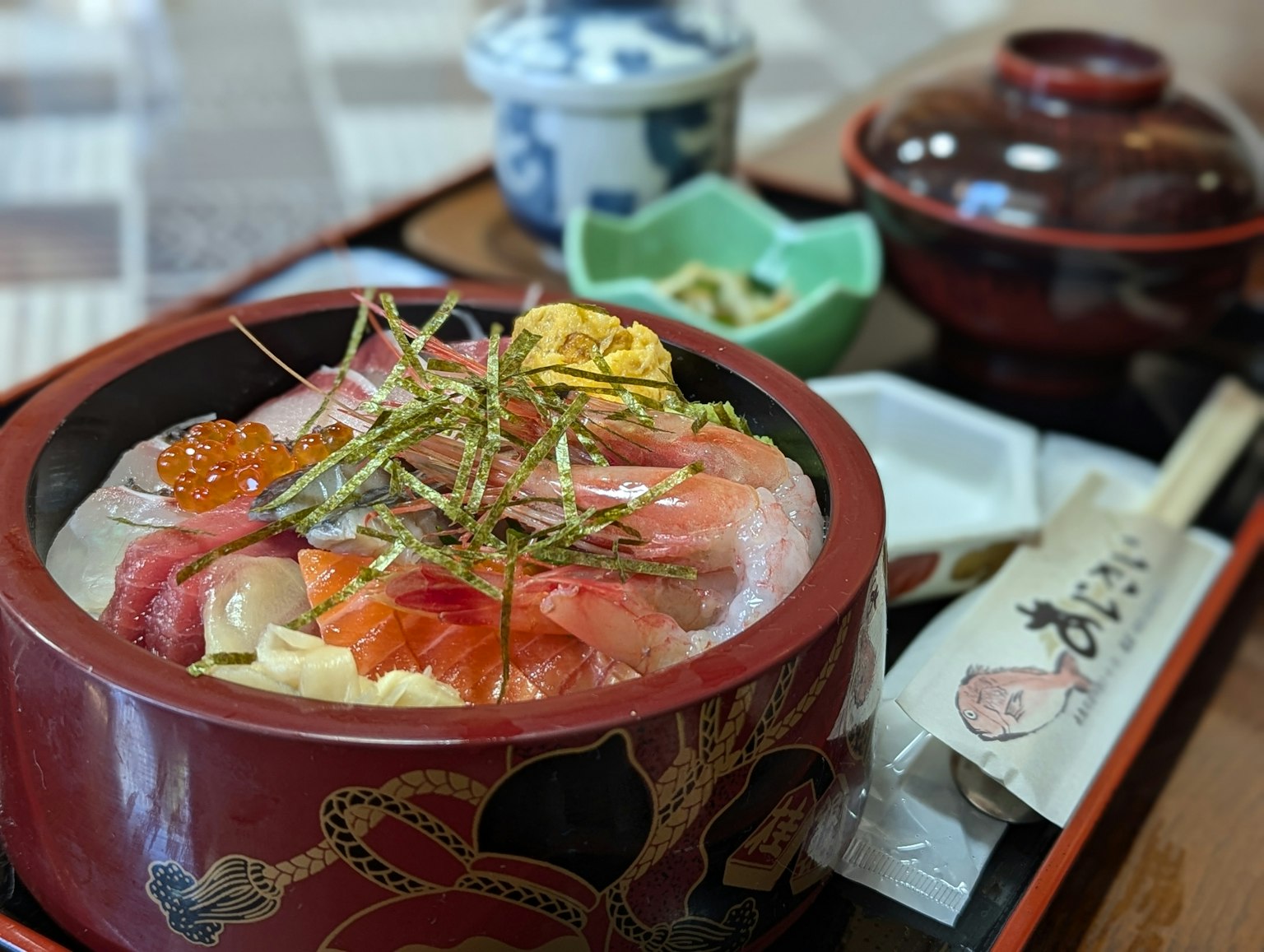 Lebendiges Donburi-Gericht mit verschiedenen Sashimi und Sushi
