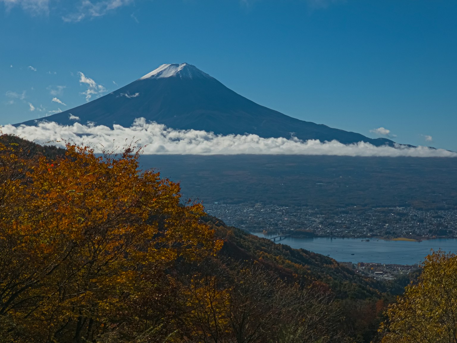 Vista escénica del monte Fuji con follaje de otoño