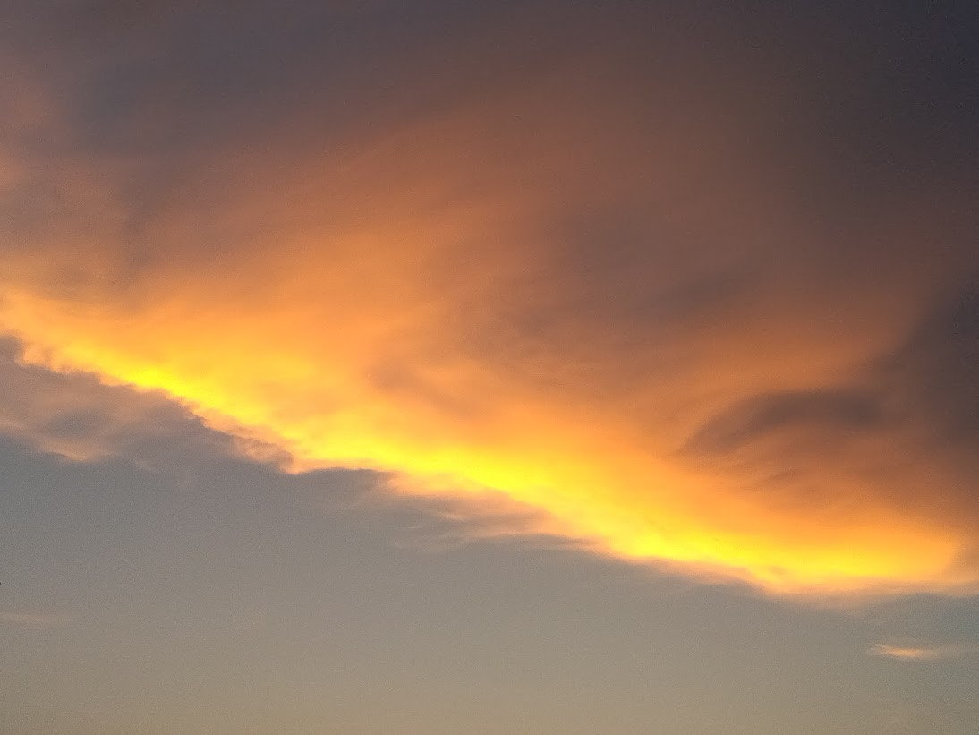 夕焼けの雲が広がる夕空