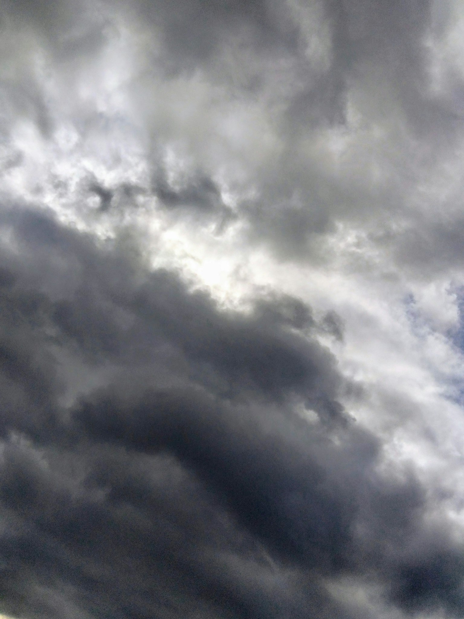 Langit dramatis dipenuhi awan gelap