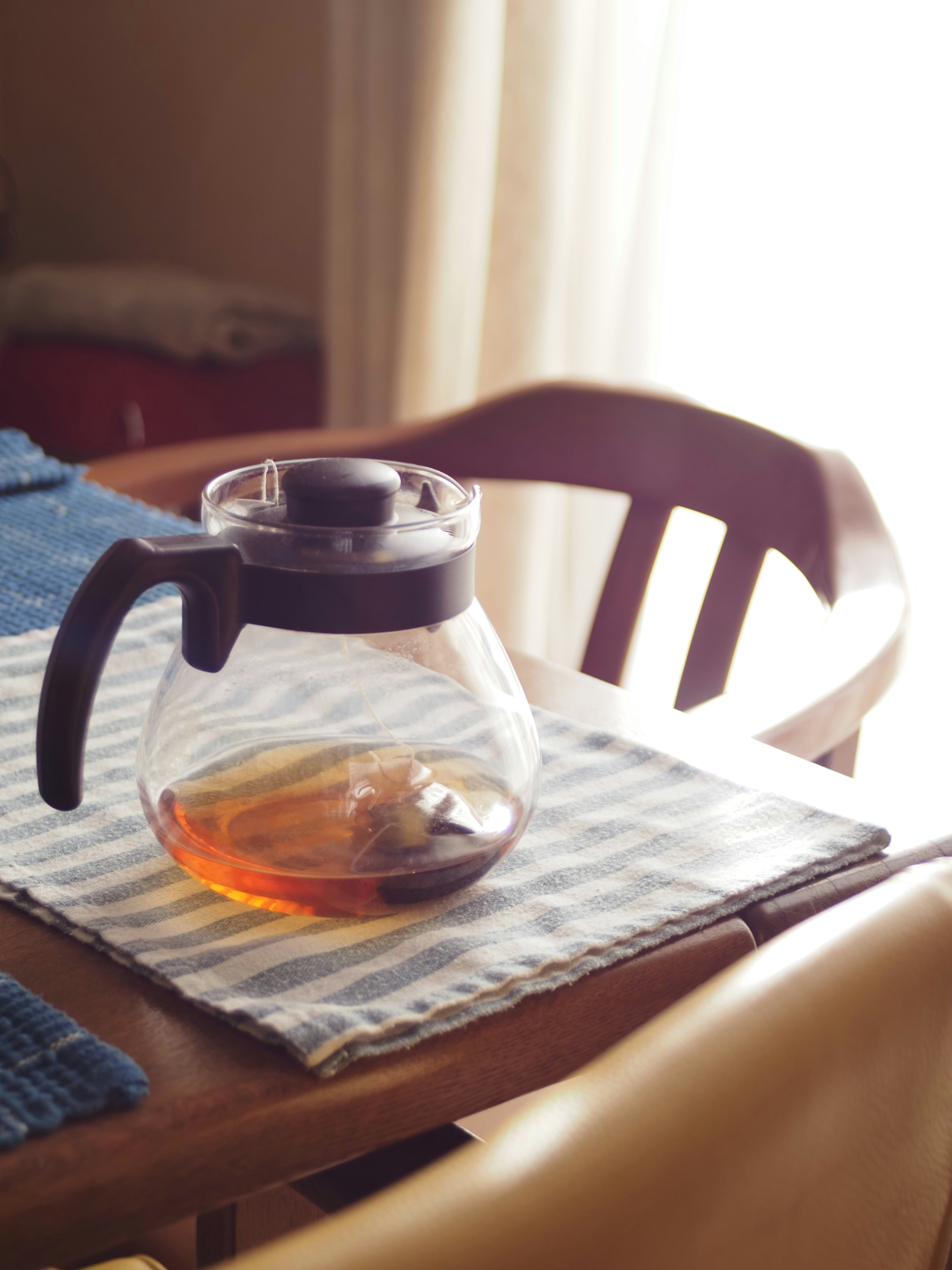 桌上茶壶与冒着热气的茶
