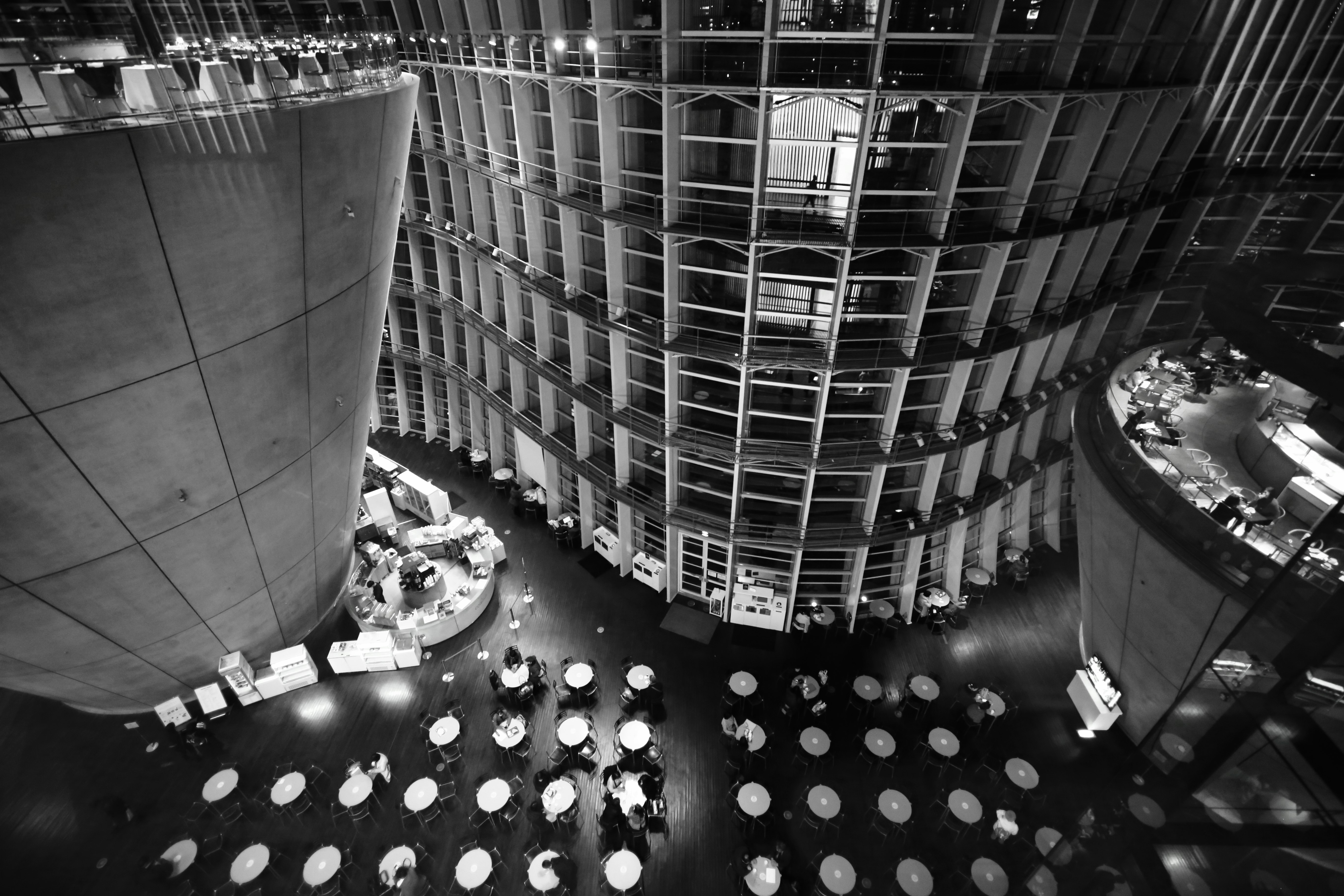 sảnh atrium hình tròn với hàng đèn và đám đông người tụ tập