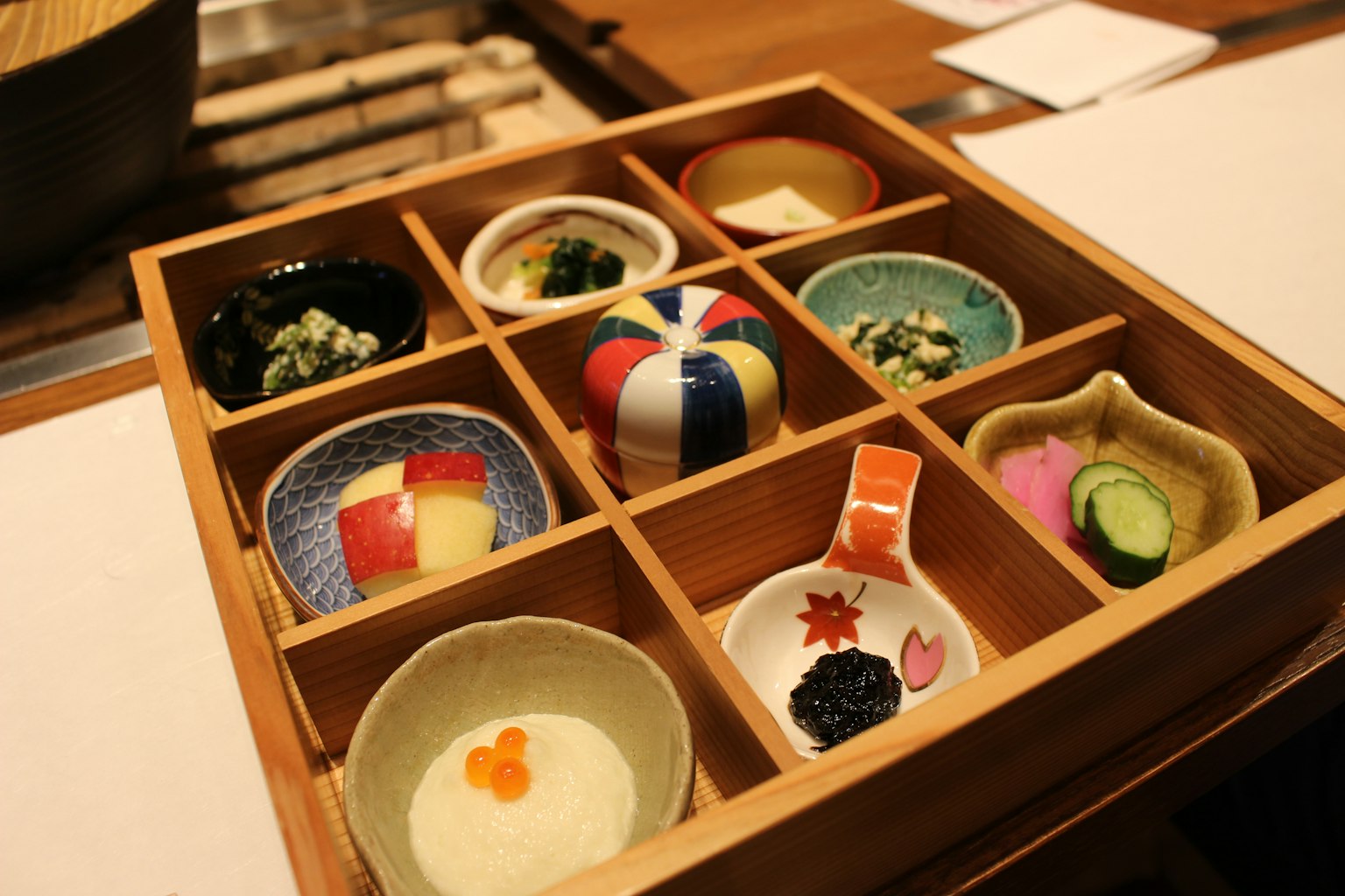 Bellissimo piatto giapponese kaiseki disposto in una scatola di legno a più livelli