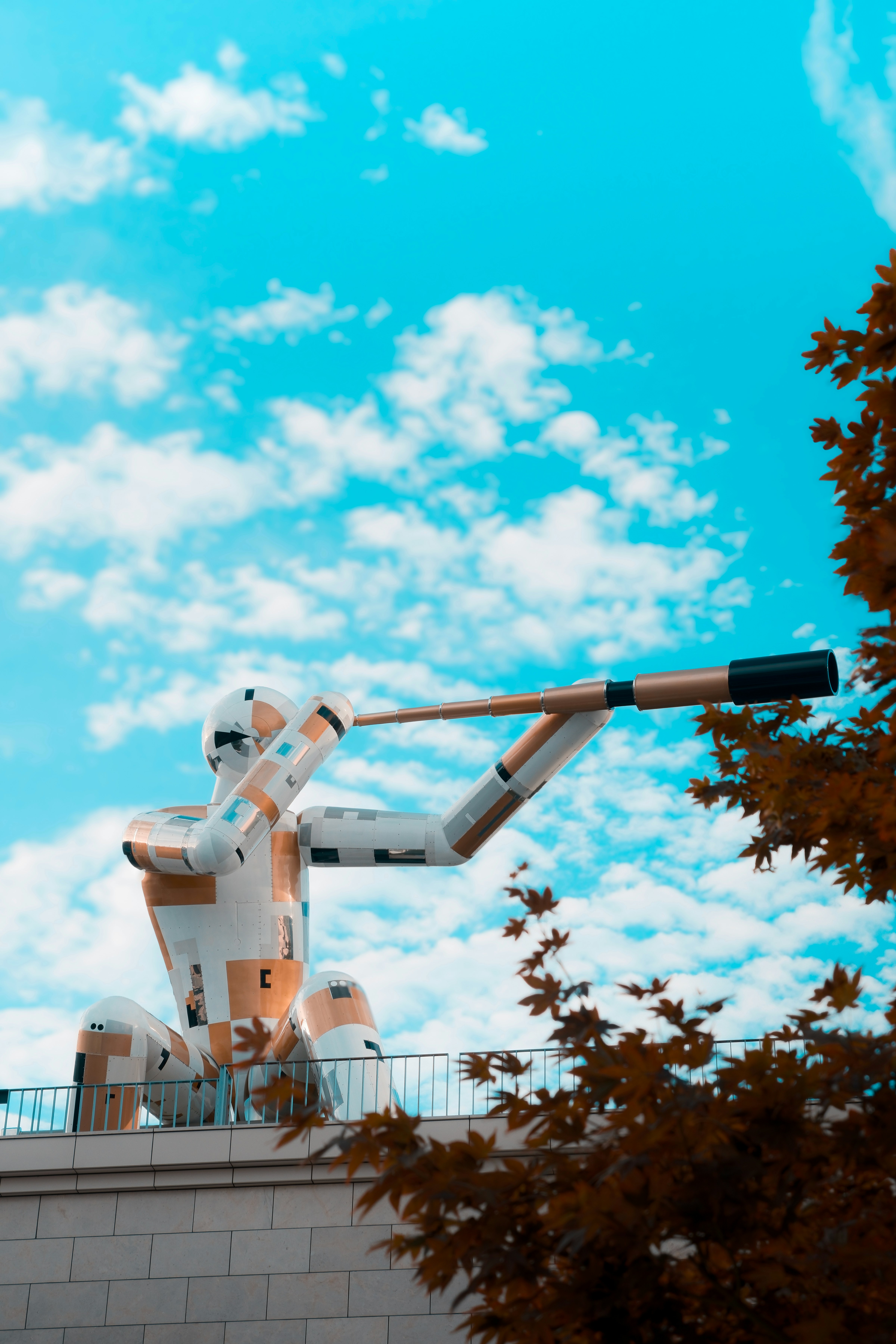 青空の下で壁の上に設置されたロボットの頭部