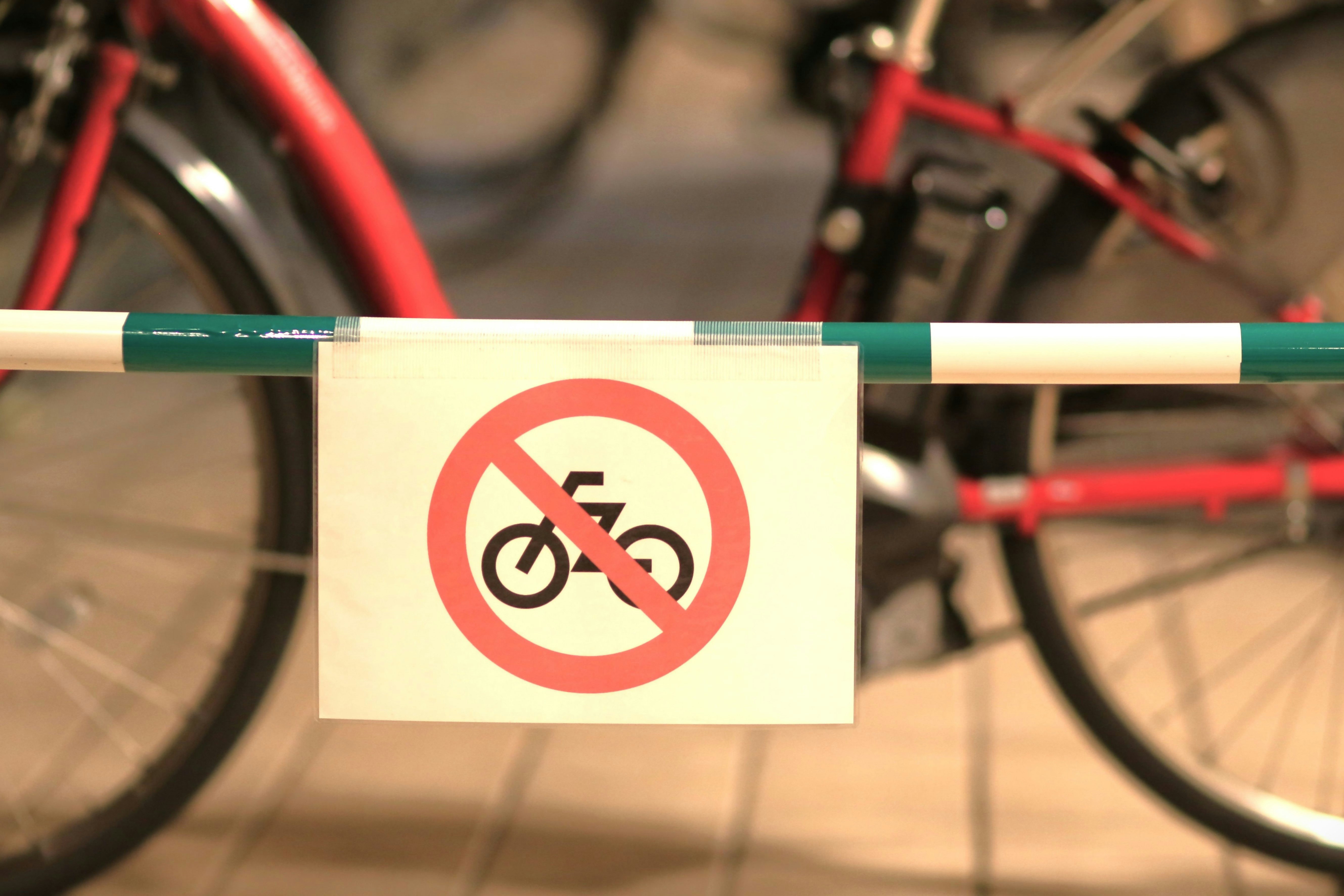 駐輪禁止の標識と自転車が並ぶ路上