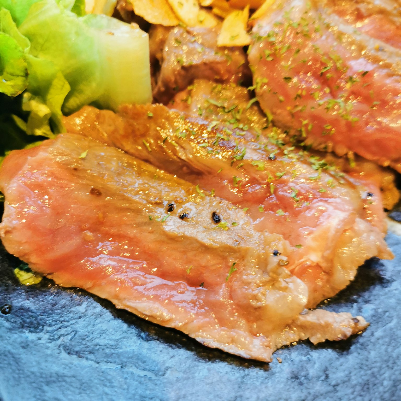 Fette di carne succulente servite con insalata