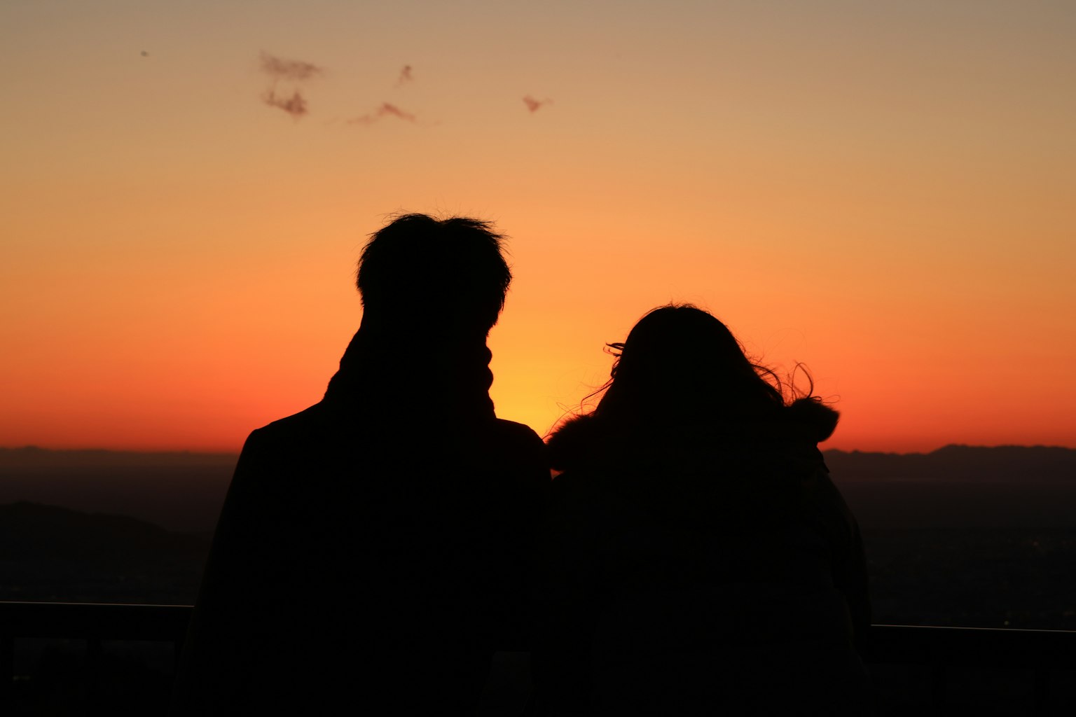 夕阳下相拥的两个人的剪影