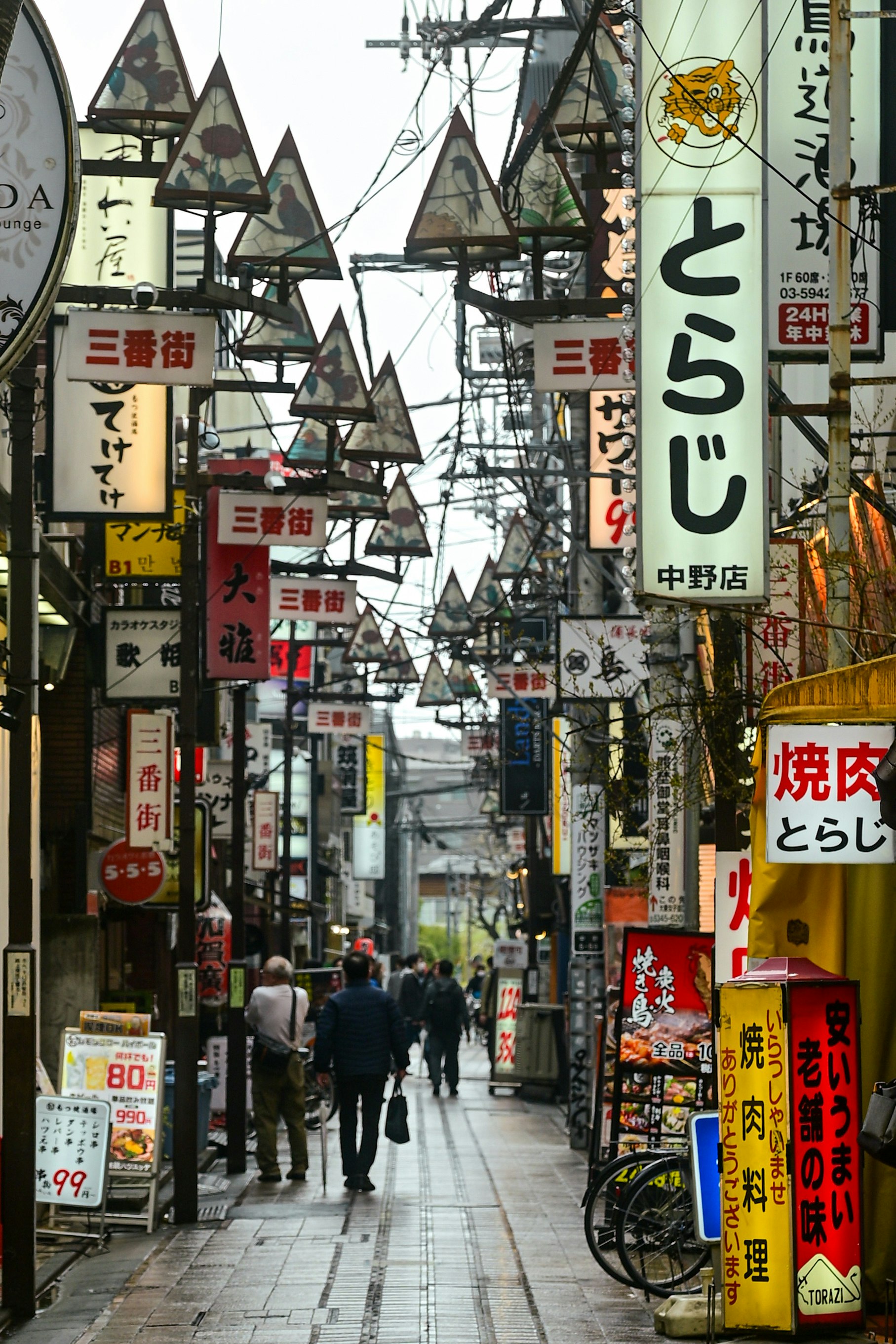 三角屋根の看板が並ぶ商店街の路地