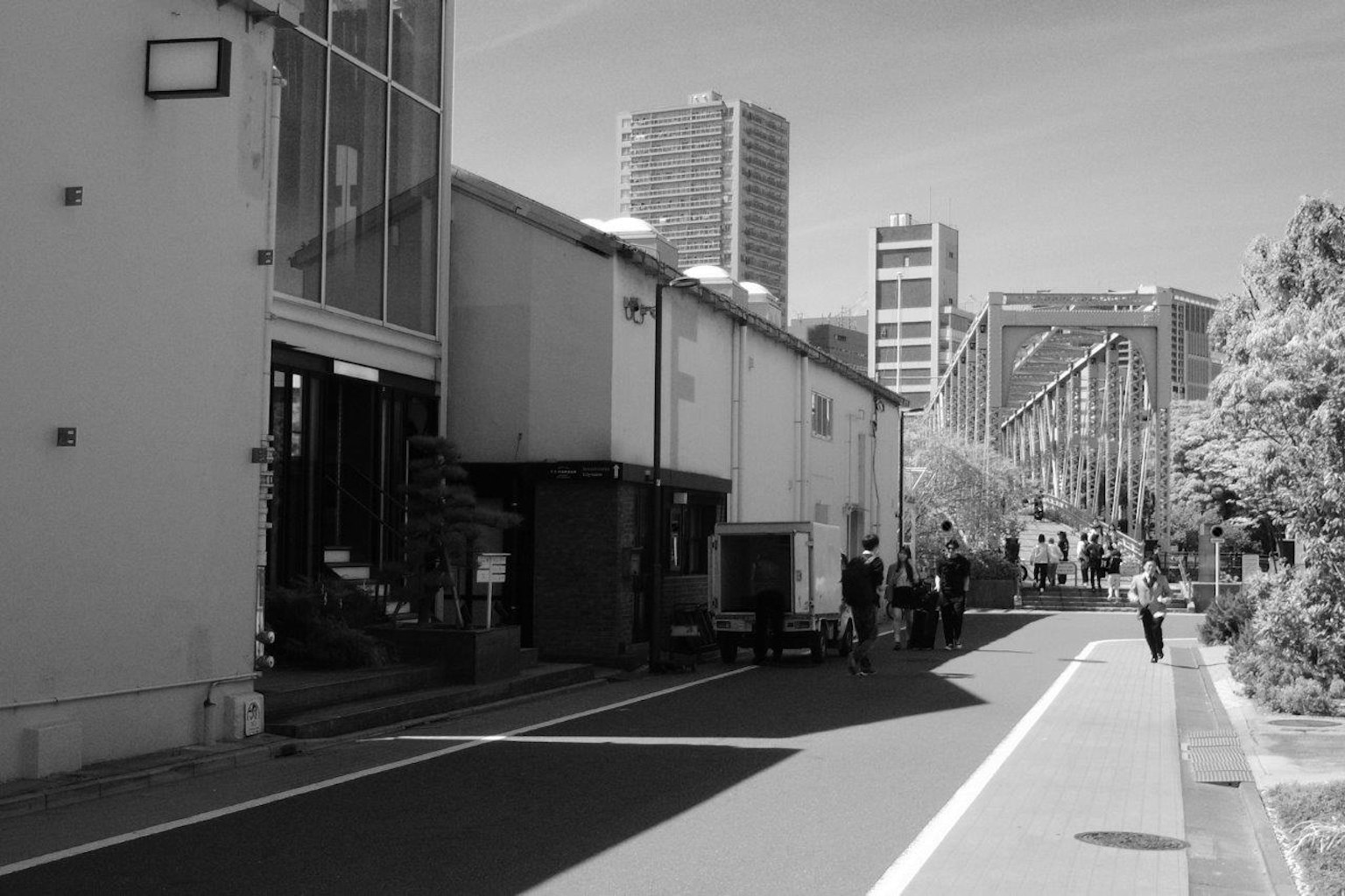 黑白城市風景包含街道和建築