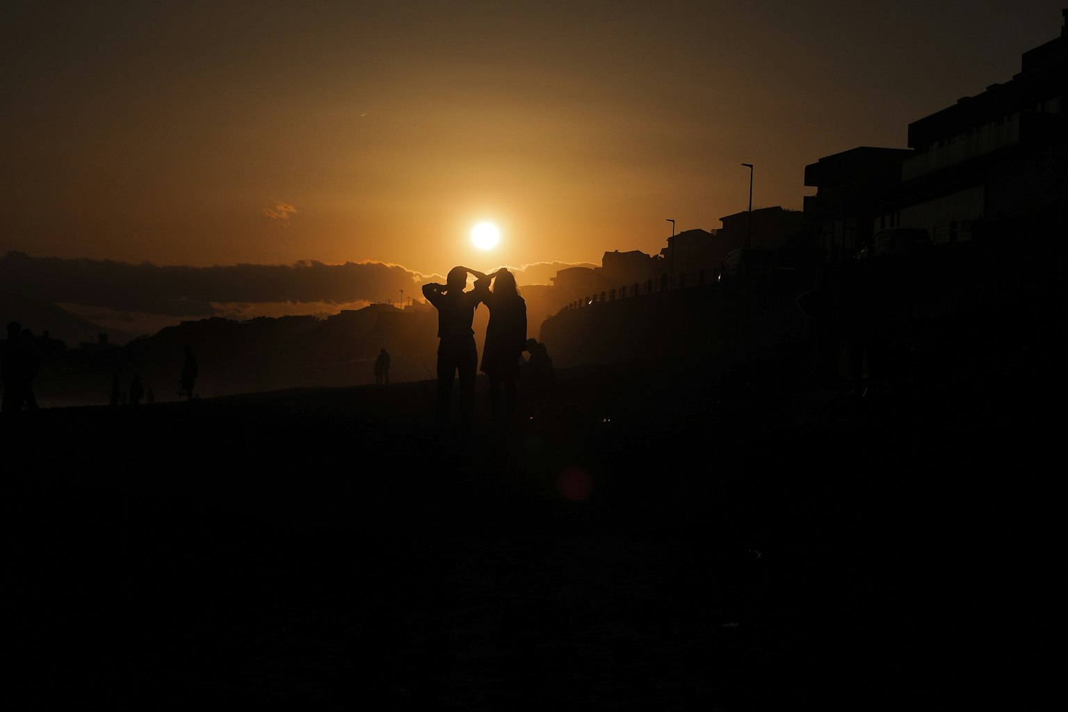 Silhouette di una coppia al tramonto