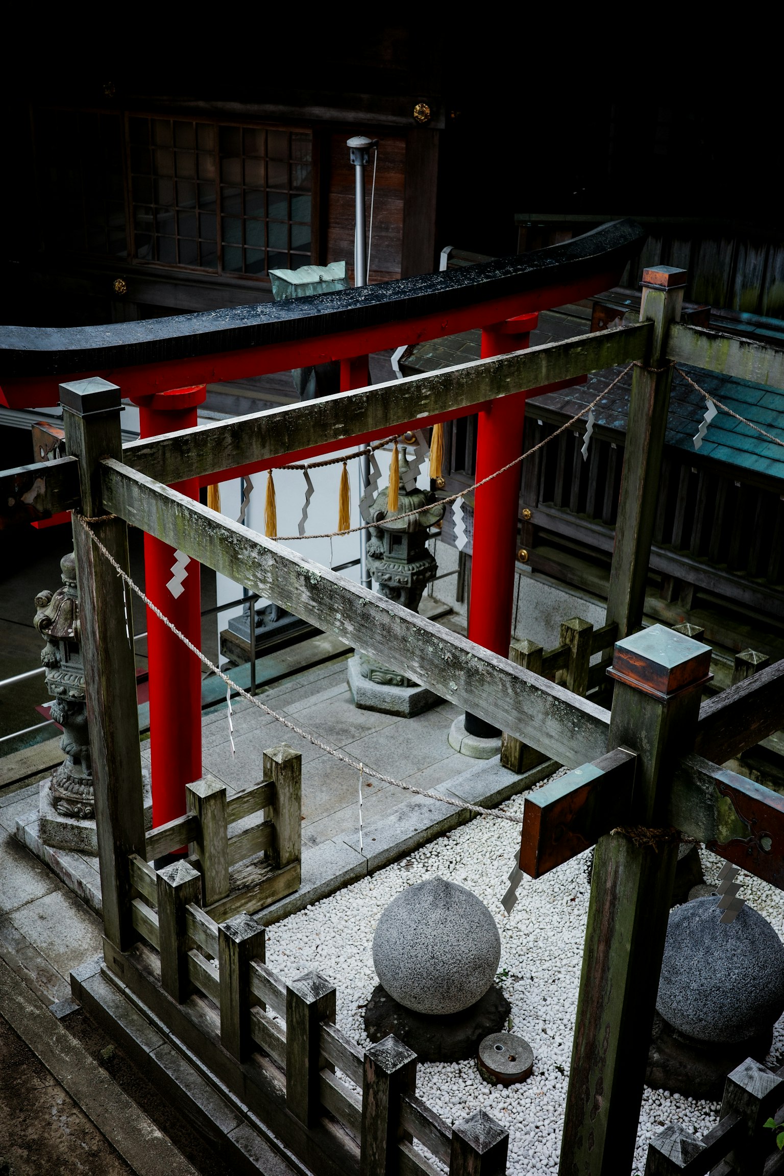 神社內部景觀，紅色鳥居和石燈籠