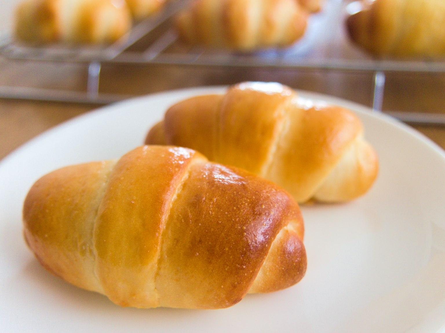 Croissant segar di atas piring putih