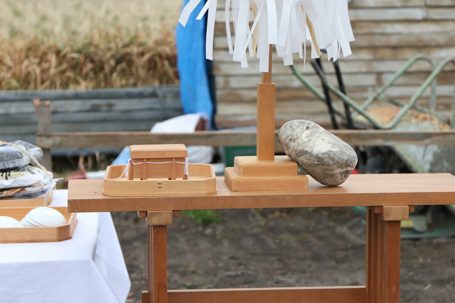 Mesa de madera con herramientas y piedras para un festival