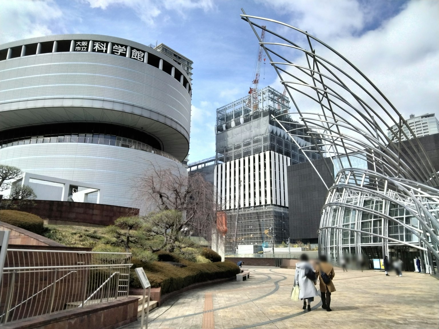 现代建筑的城市景观，具有曲线结构和圆形建筑