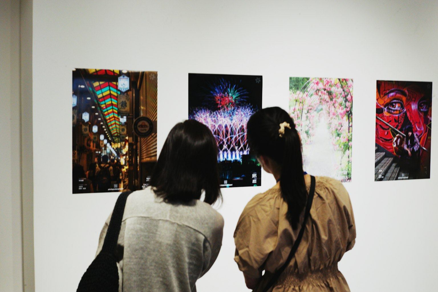 Deux femmes observant des photographies dans une galerie d'art