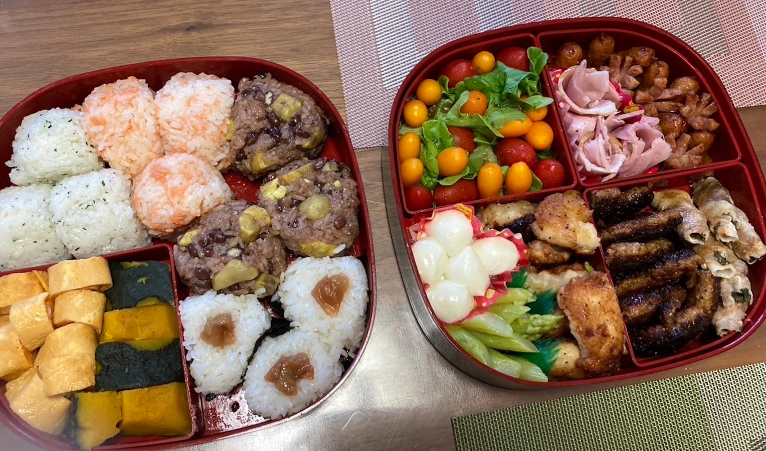 Hộp bento màu đỏ đầy các món ăn và nguyên liệu nhiều màu sắc