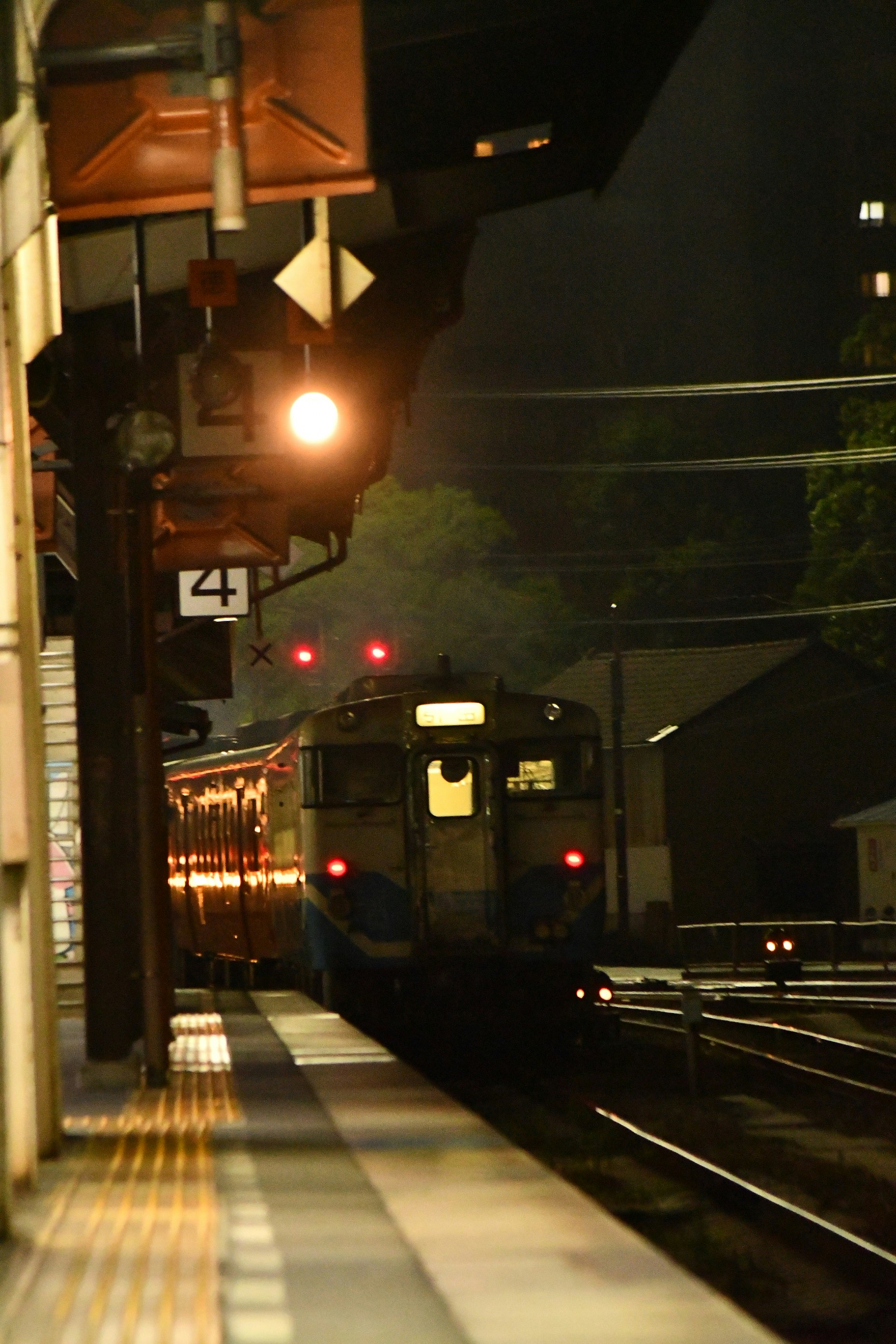 徳島の駅前を走る電車の夜景