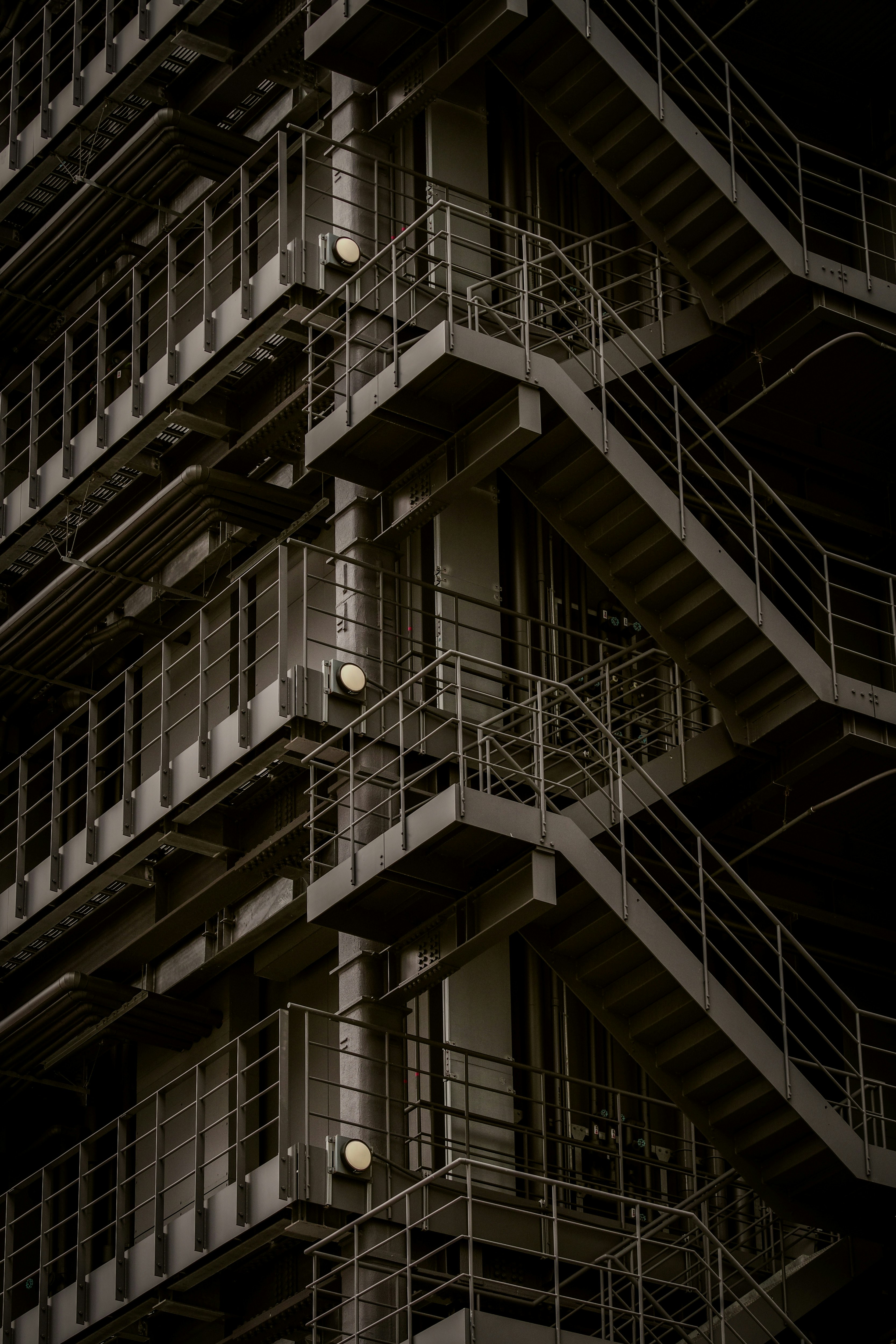 外階段のある建物の外観