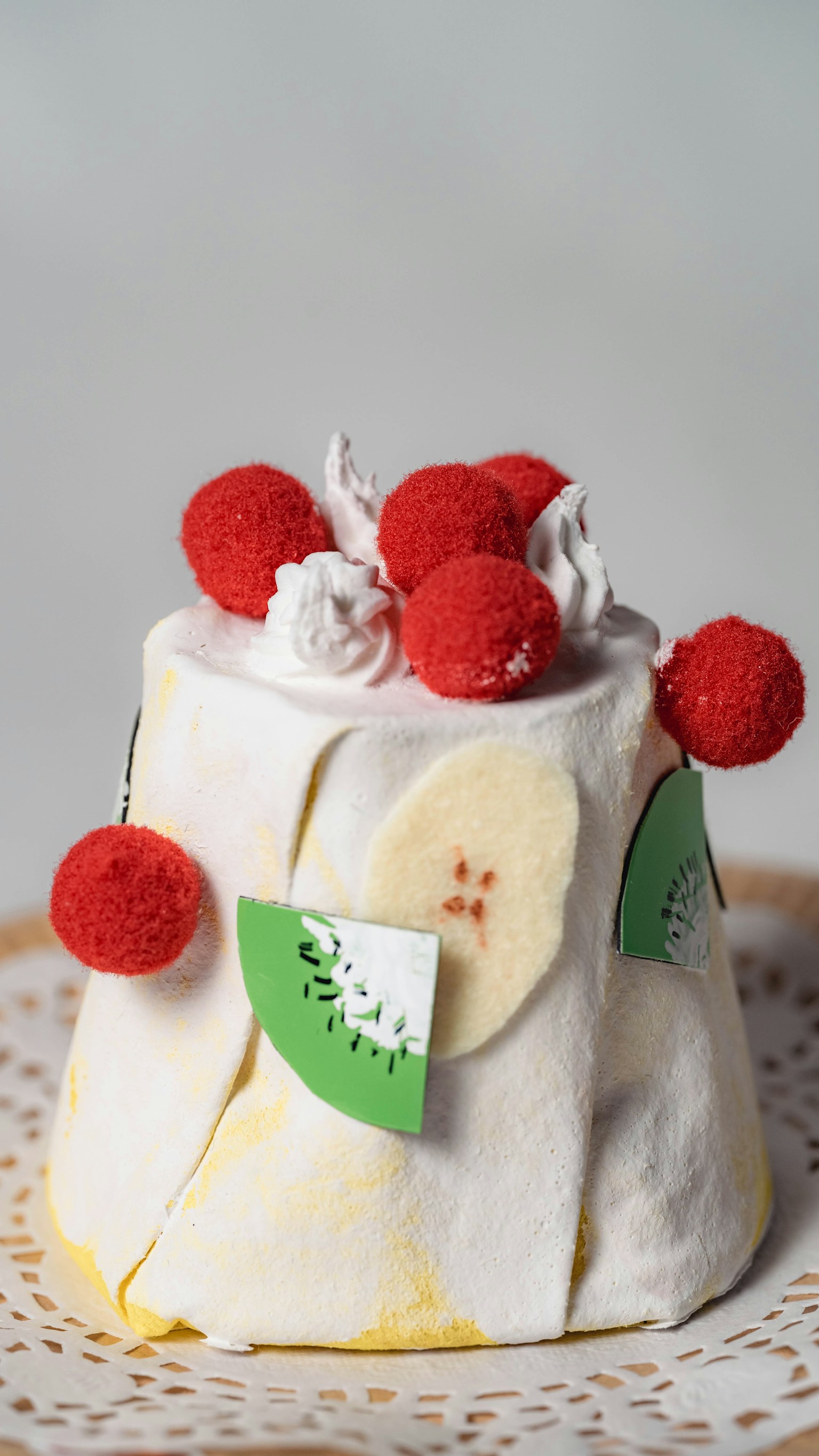 白いクリームと赤いフルーツがトッピングされた可愛らしいケーキ