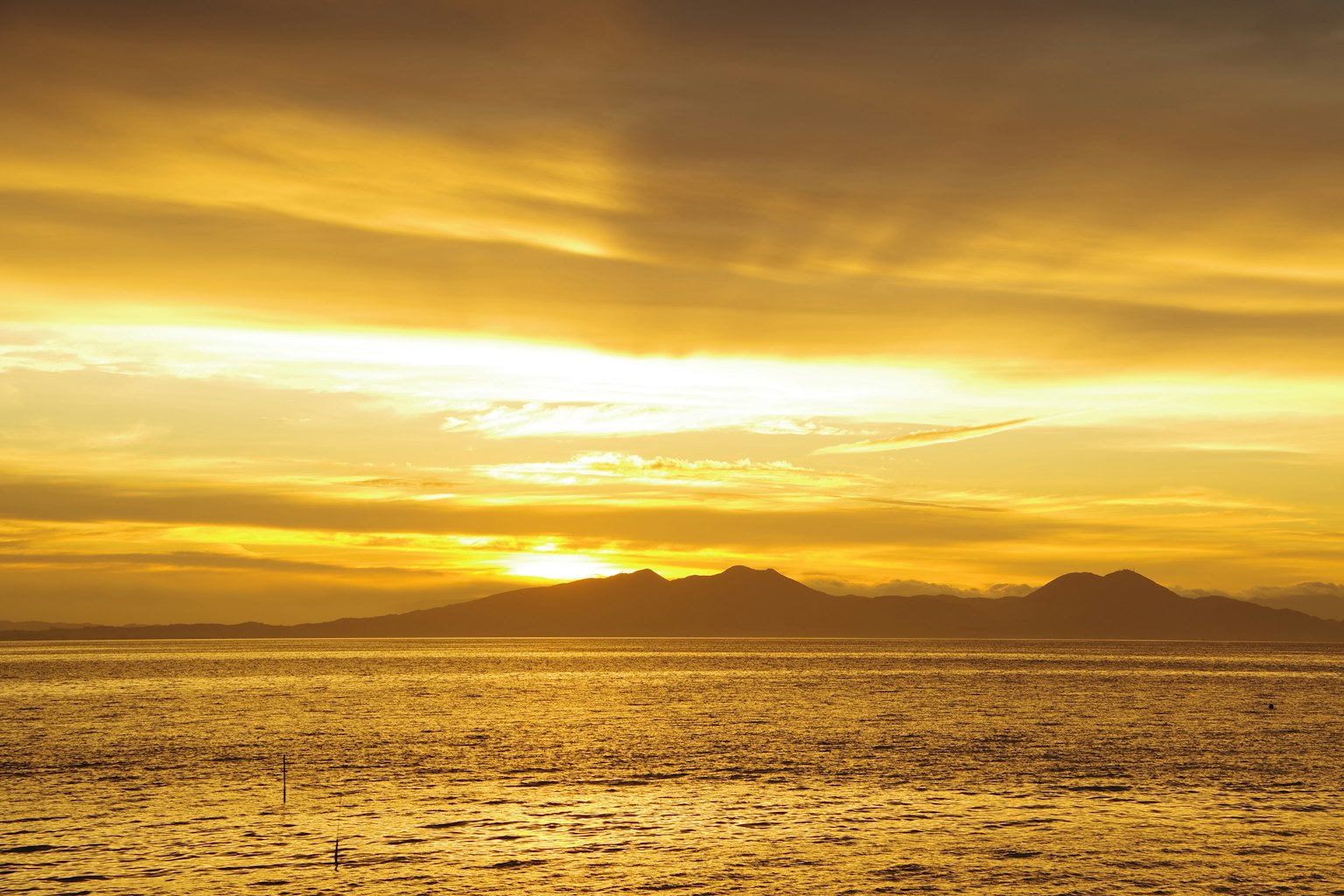 Bellissimo tramonto sull'oceano con isole silhouette
