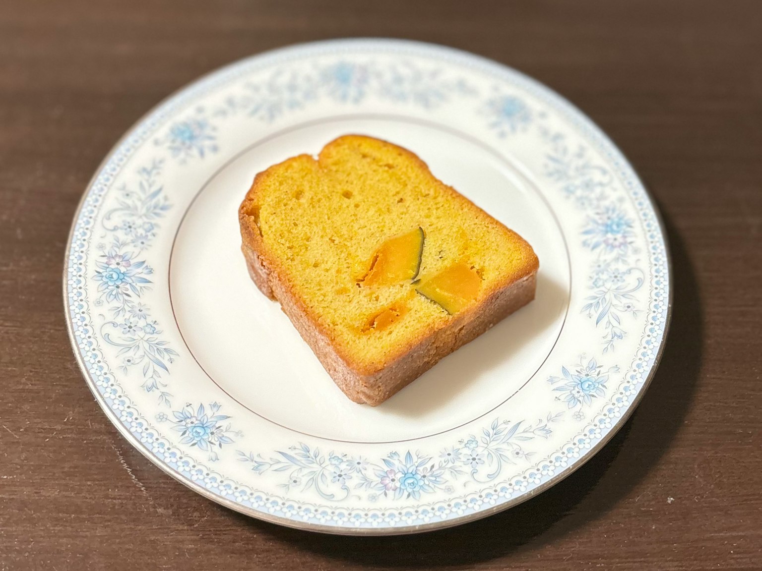 蓝色花卉盘子上的黄色蛋糕切片