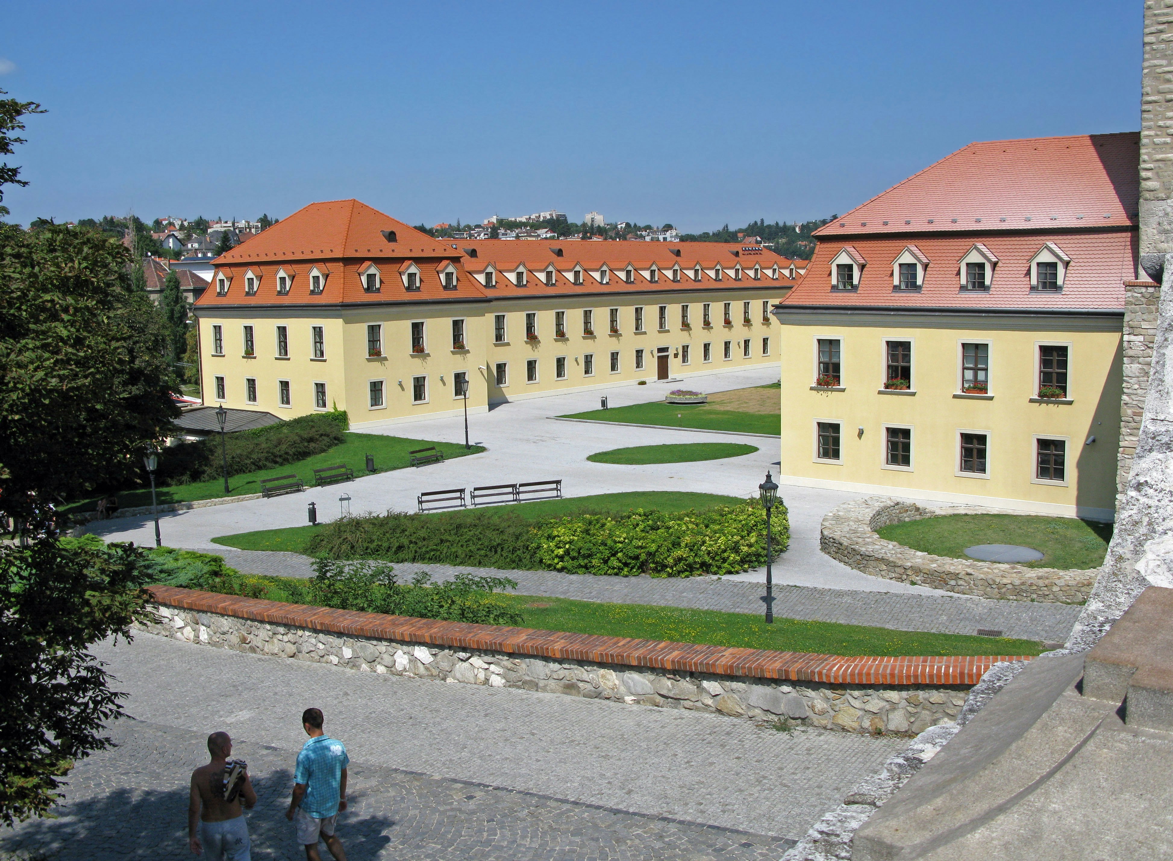 complesso di edifici storici con cortile erboso e galleria