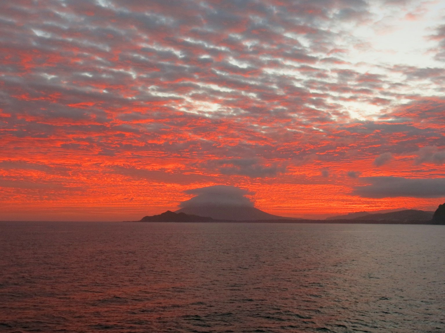 壯麗的夕陽映照在海面上，紅色的雲彩