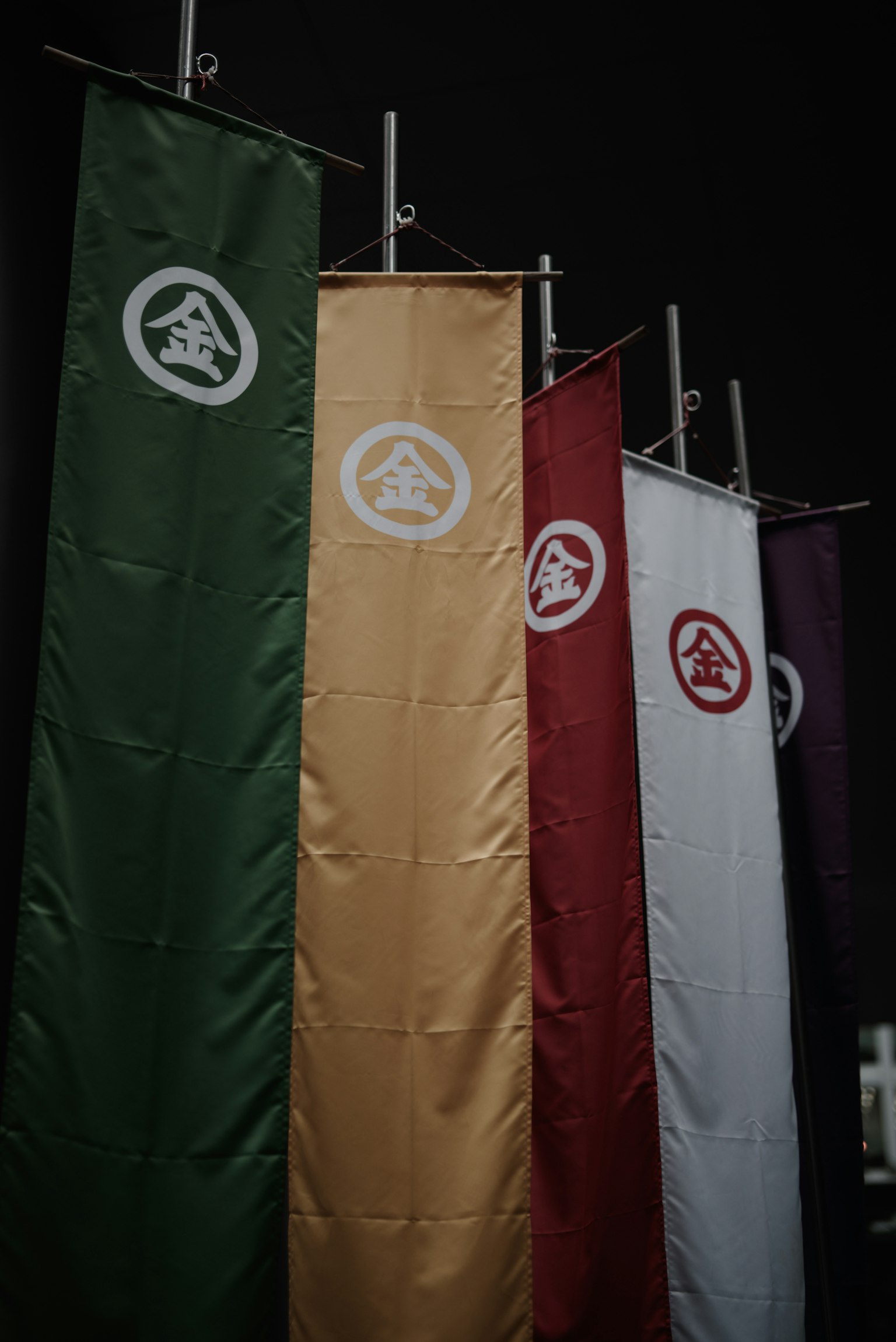 Immagine di bandiere colorate appese che mostrano colori verde, giallo, rosso, bianco e viola