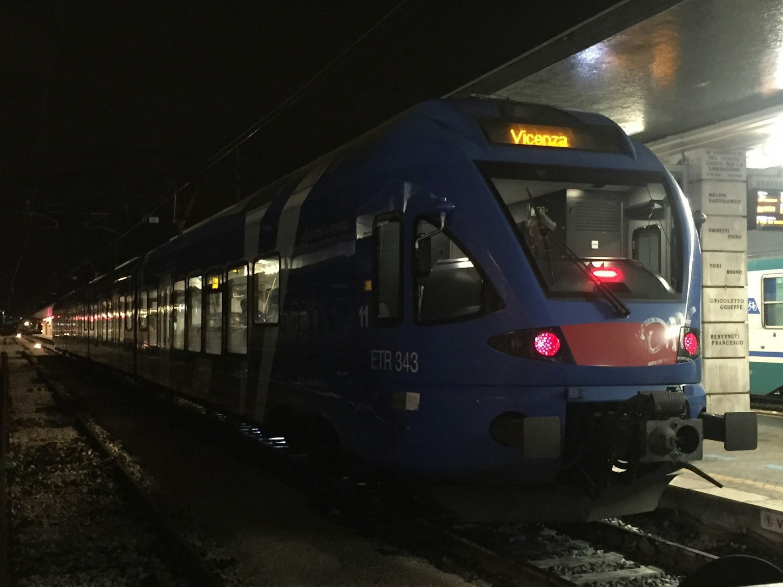 Tren azul detenido en la estación por la noche