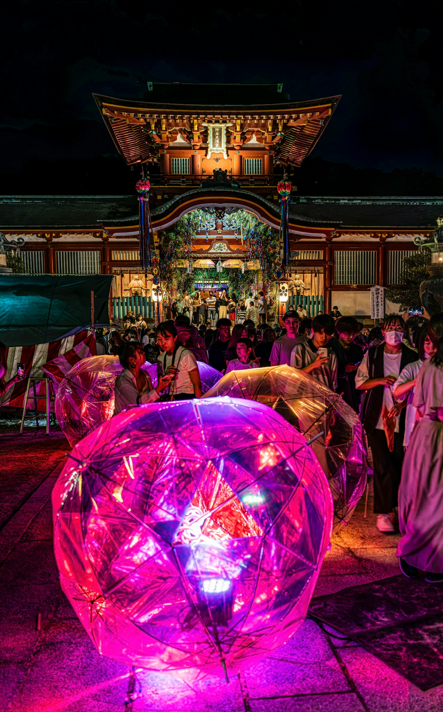 夜晚发光的球体和聚集在神社附近的人们
