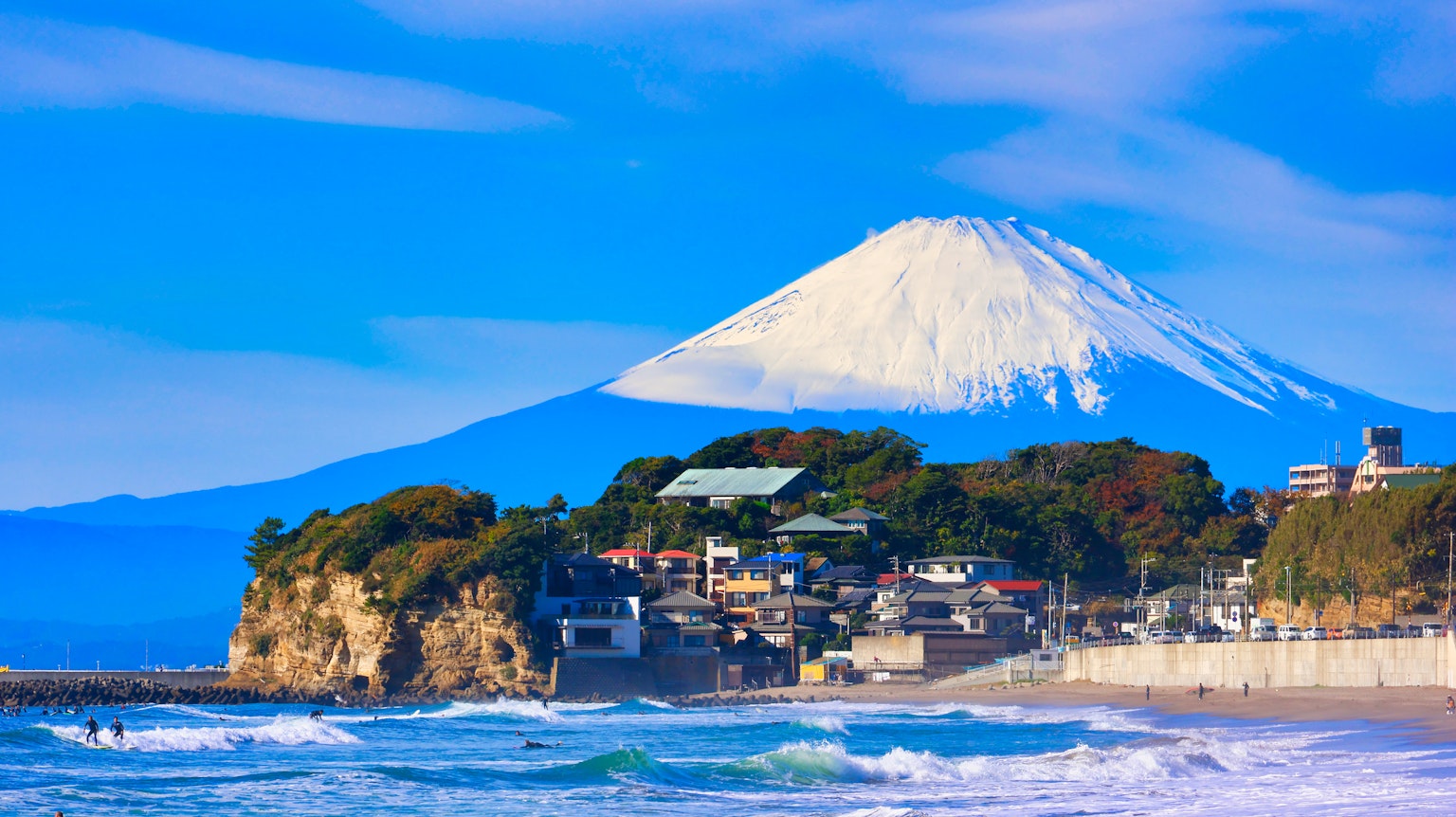 Paysage côtier avec le mont Fuji sous un ciel bleu magnifique et l'océan