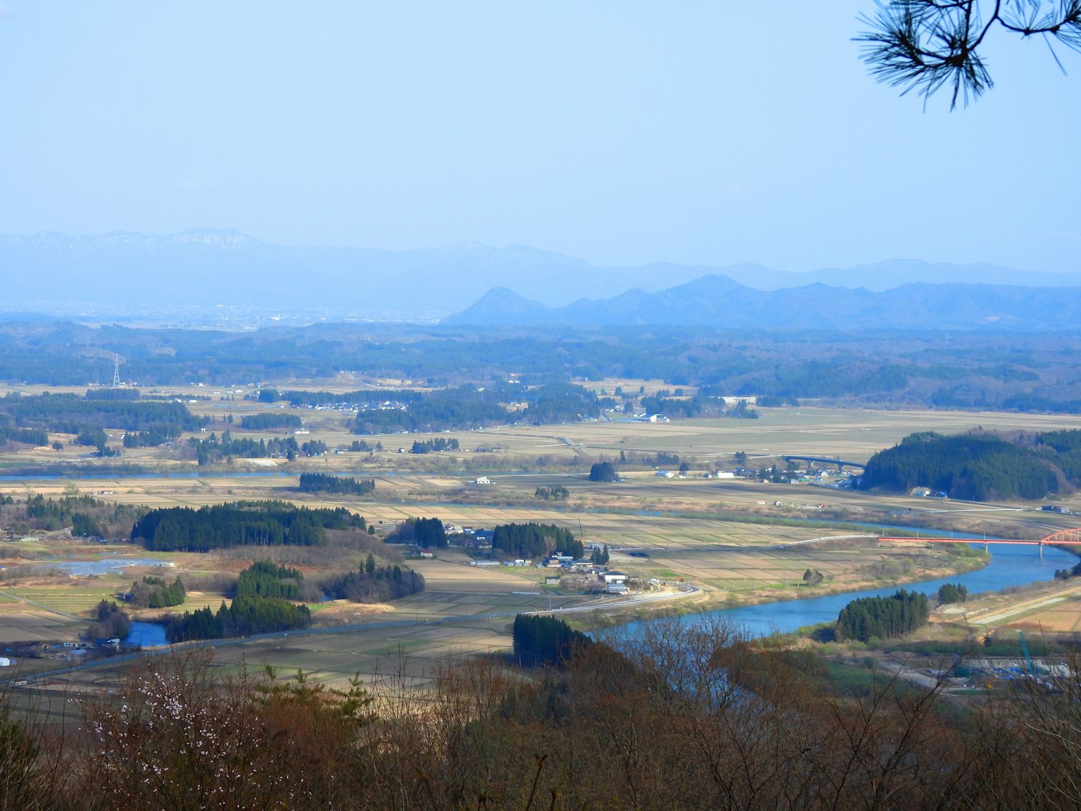 廣闊的農村景觀與清澈藍天下的河流