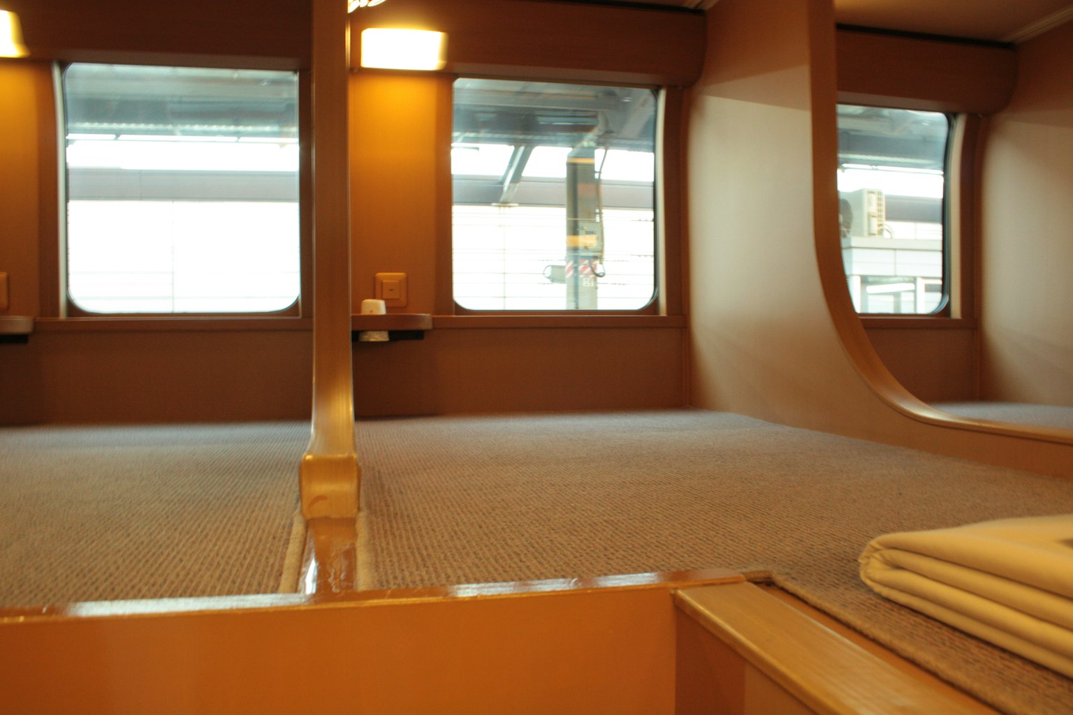 Interno di una stanza con decorazioni in legno e finestre