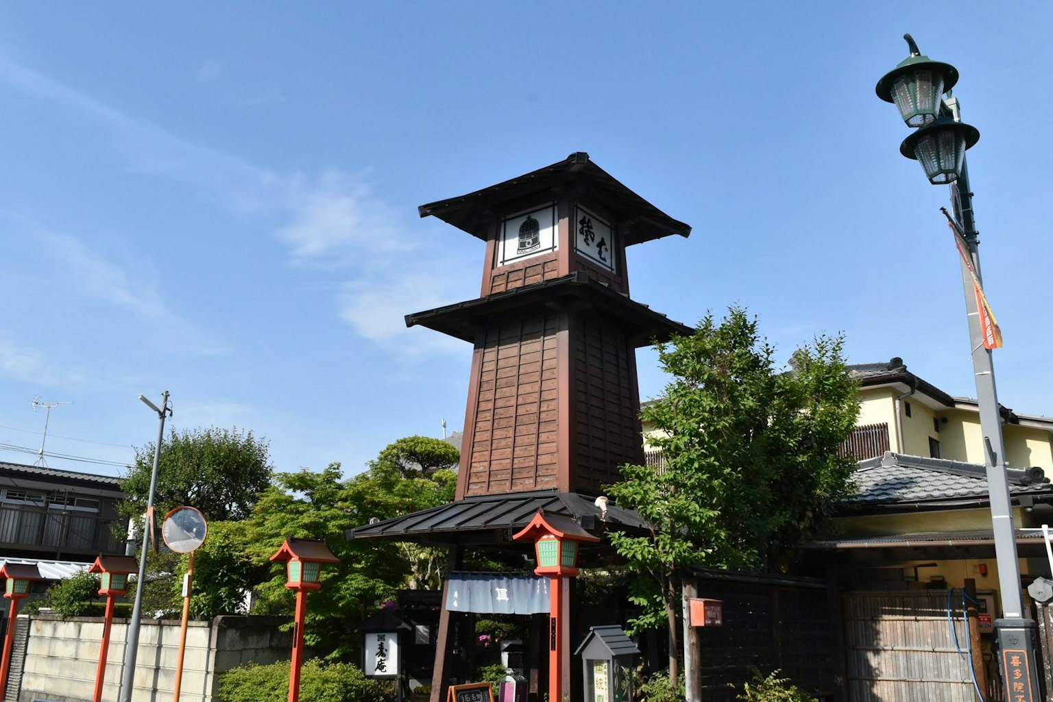 Traditioneller Glockenturm unter einem blauen Himmel