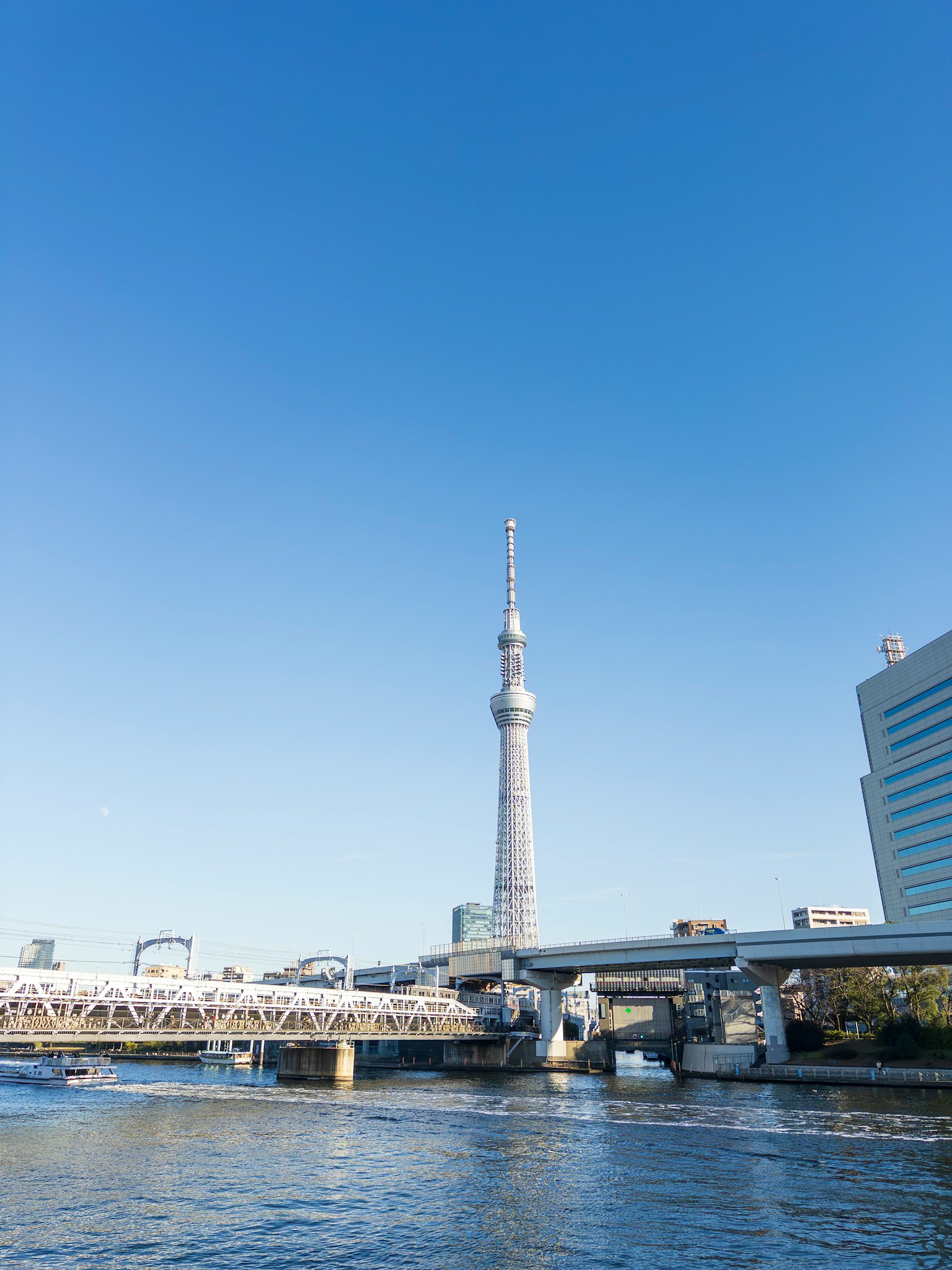 晴朗藍天下的東京晴空塔和河流景觀